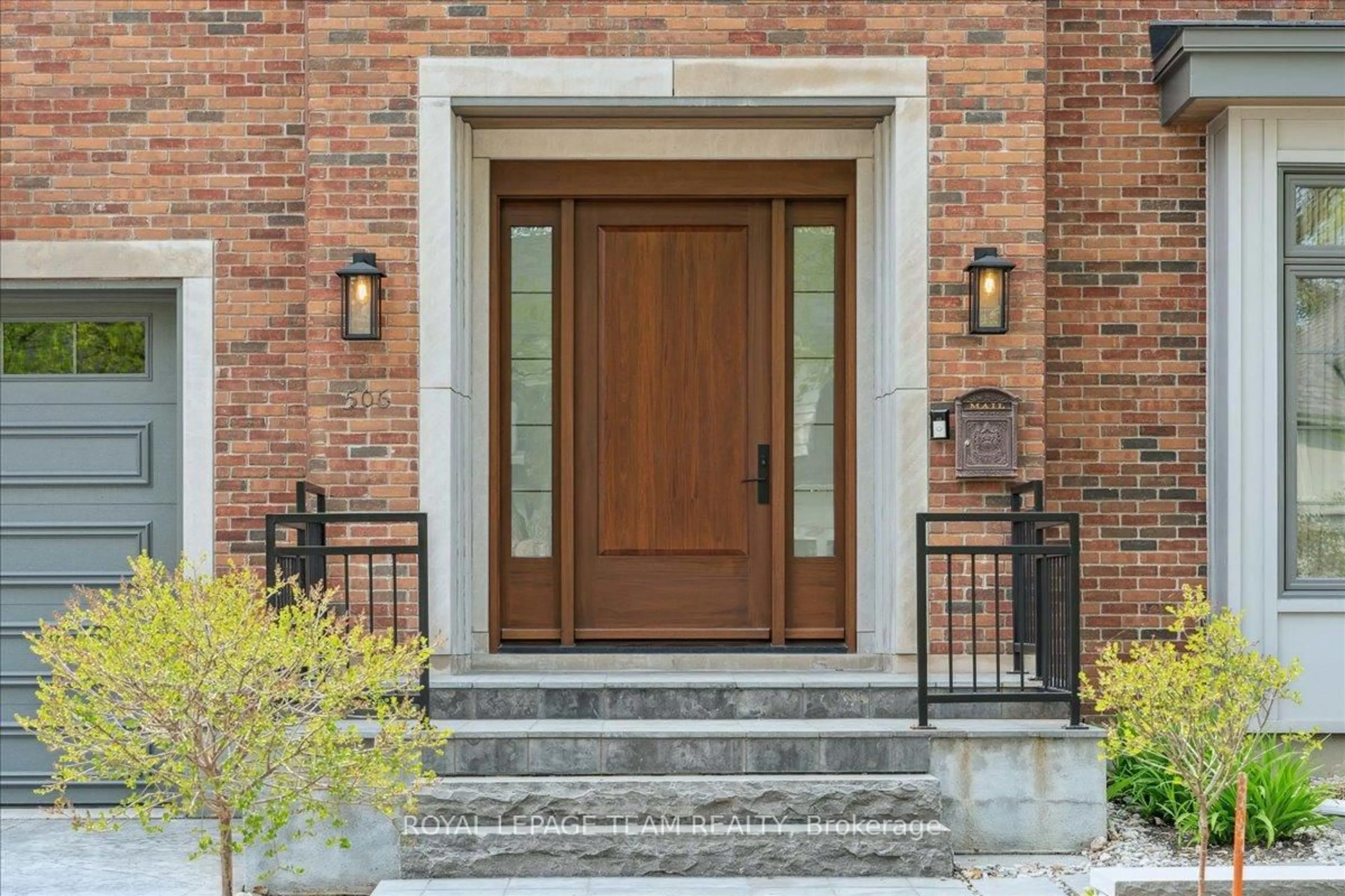 Indoor entryway for 506 PICCADILLY Ave, Ottawa Ontario K1Y 0H8