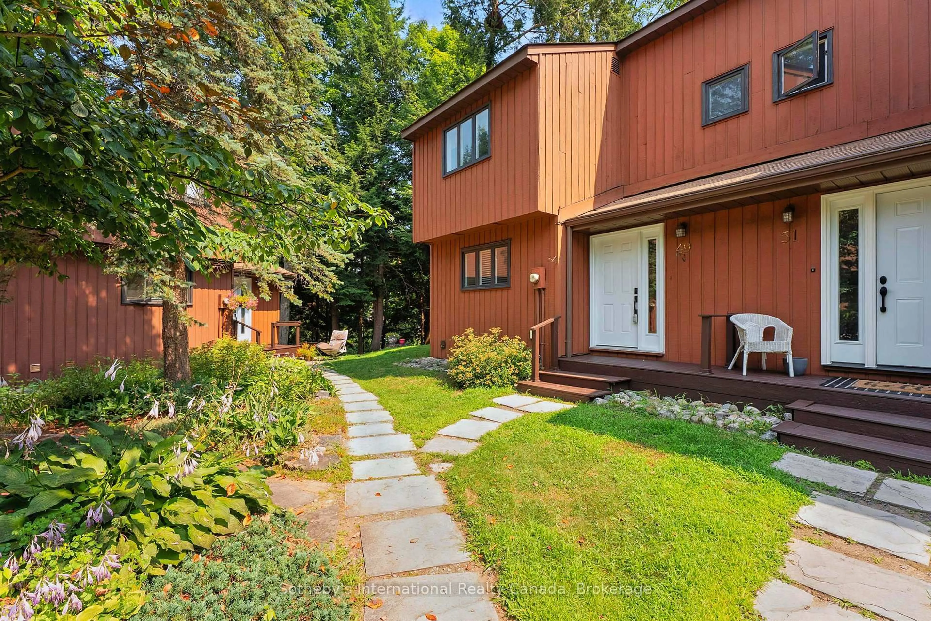 Patio, street for 49 Southbank Dr, Bracebridge Ontario P1L 1G2