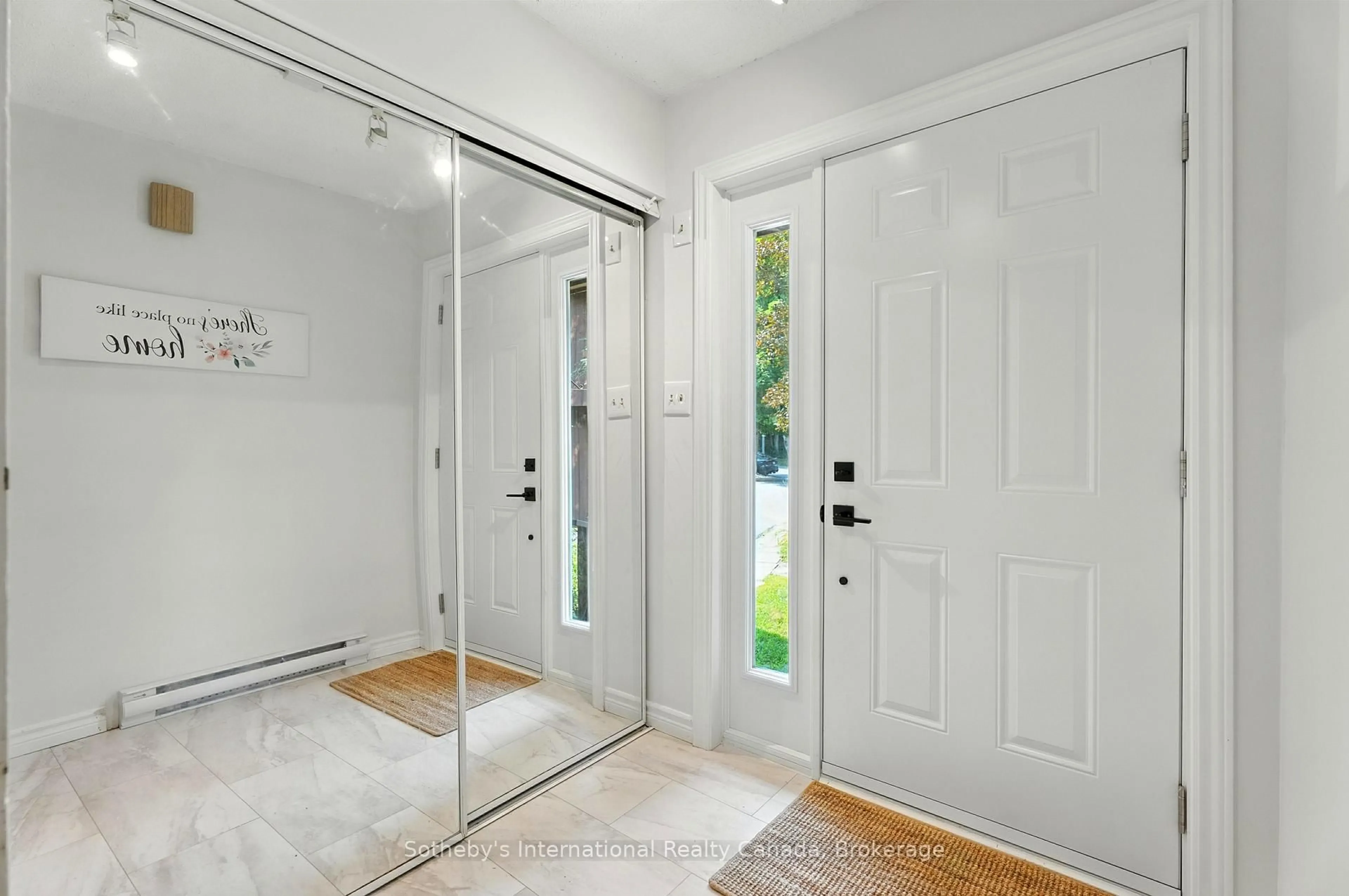 Indoor entryway for 49 Southbank Dr, Bracebridge Ontario P1L 1G2