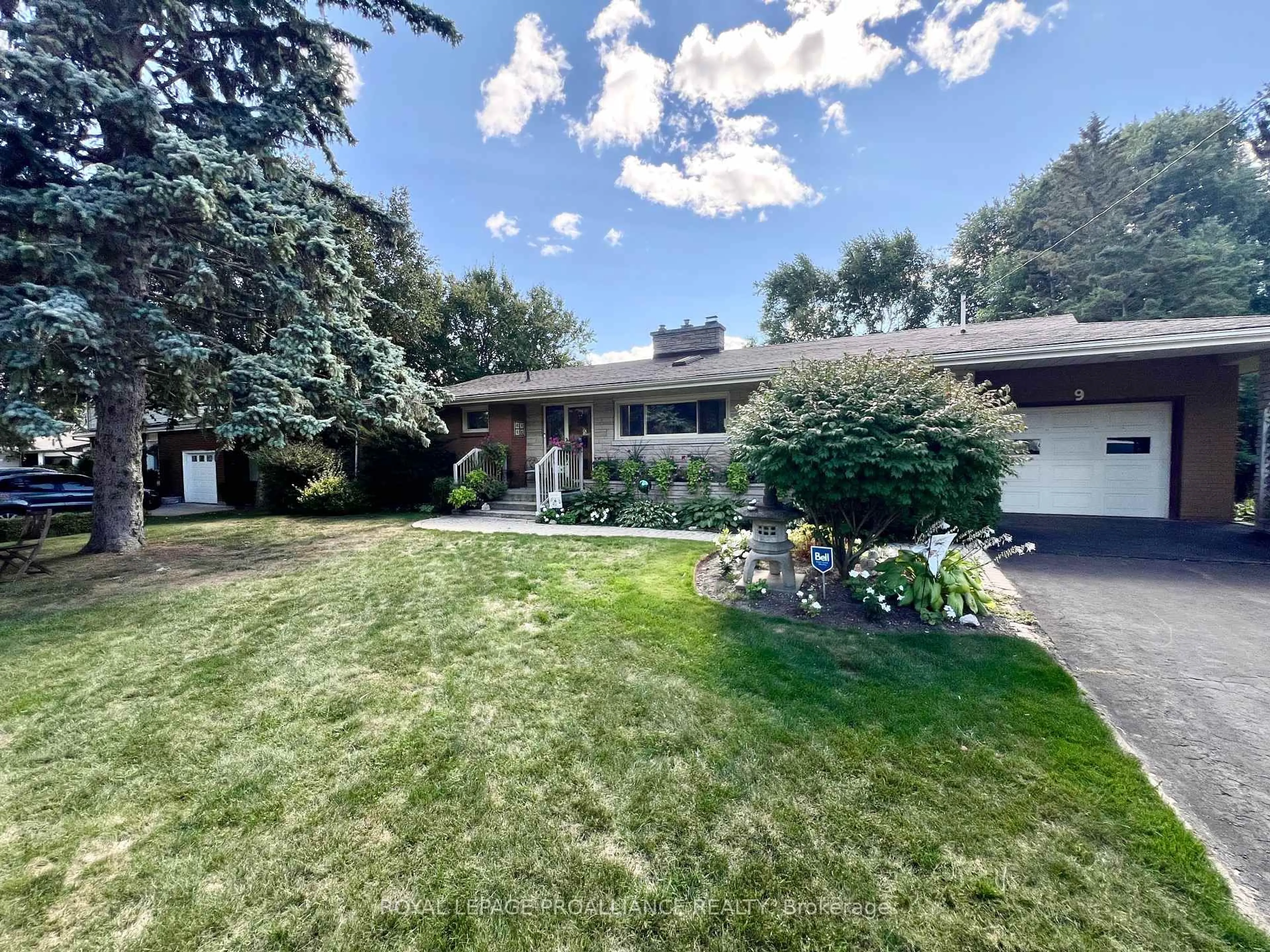 A pic from outside/outdoor area/front of a property/back of a property/a pic from drone, street for 9 Sunset Dr, Belleville Ontario K8N 1Y4