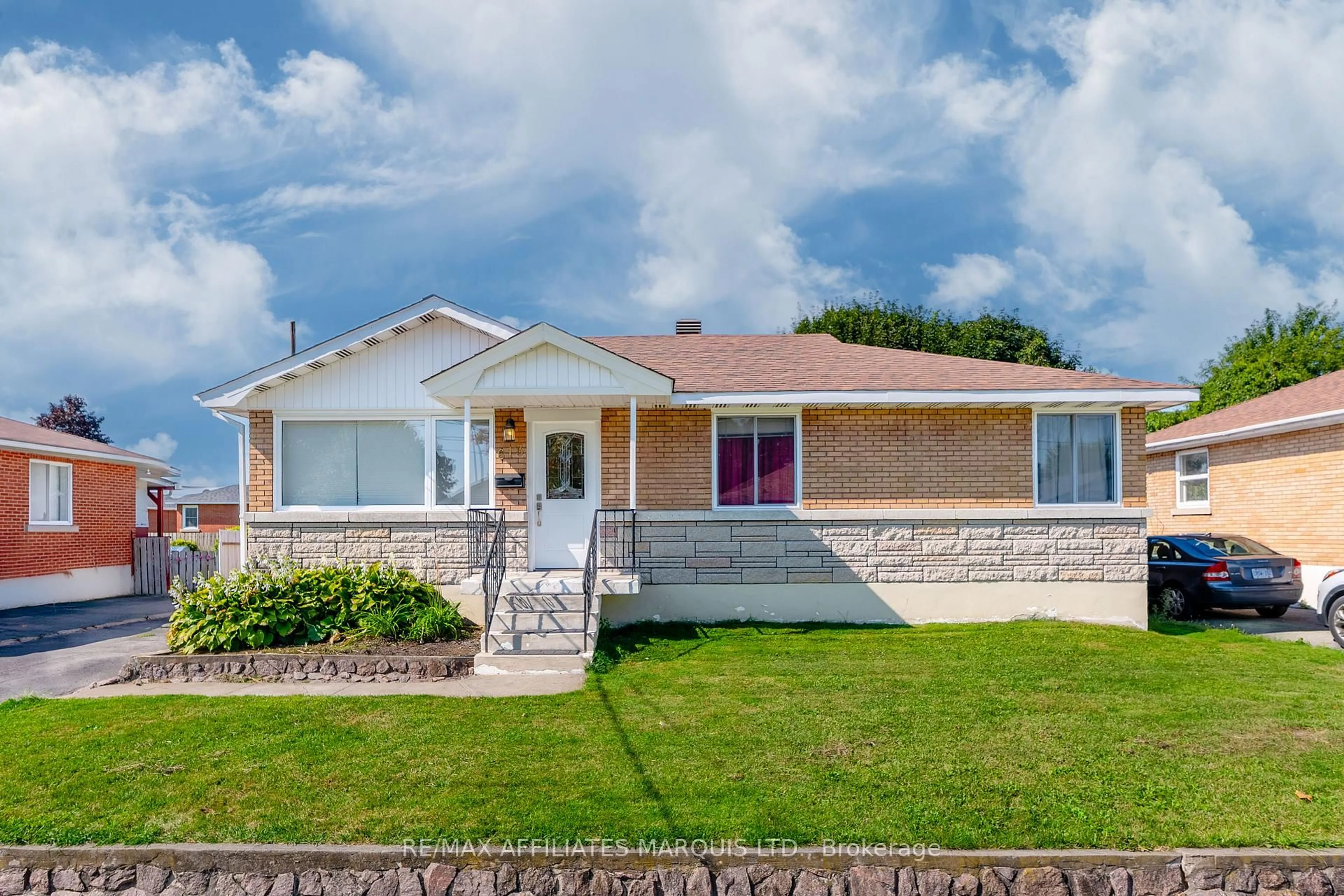 Home with vinyl exterior material, street for 613 Carleton St, Cornwall Ontario K6H 4Y4