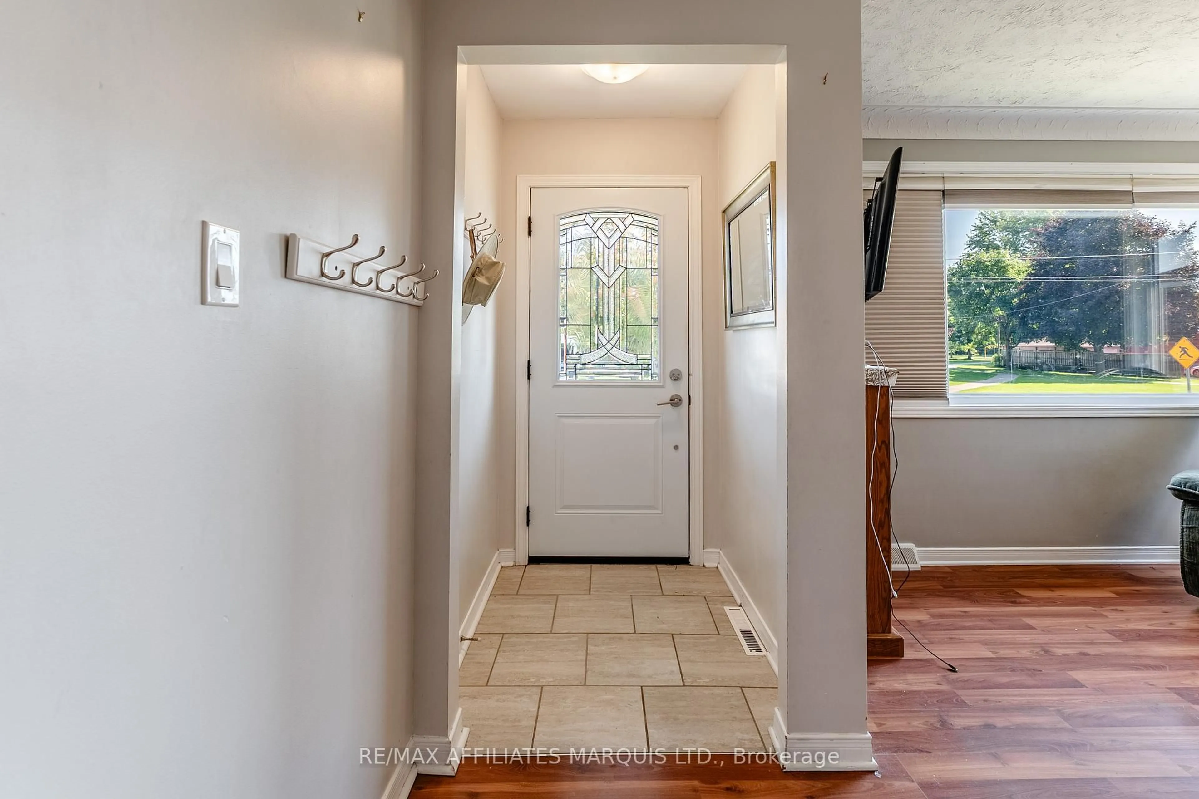 Indoor entryway for 613 Carleton St, Cornwall Ontario K6H 4Y4