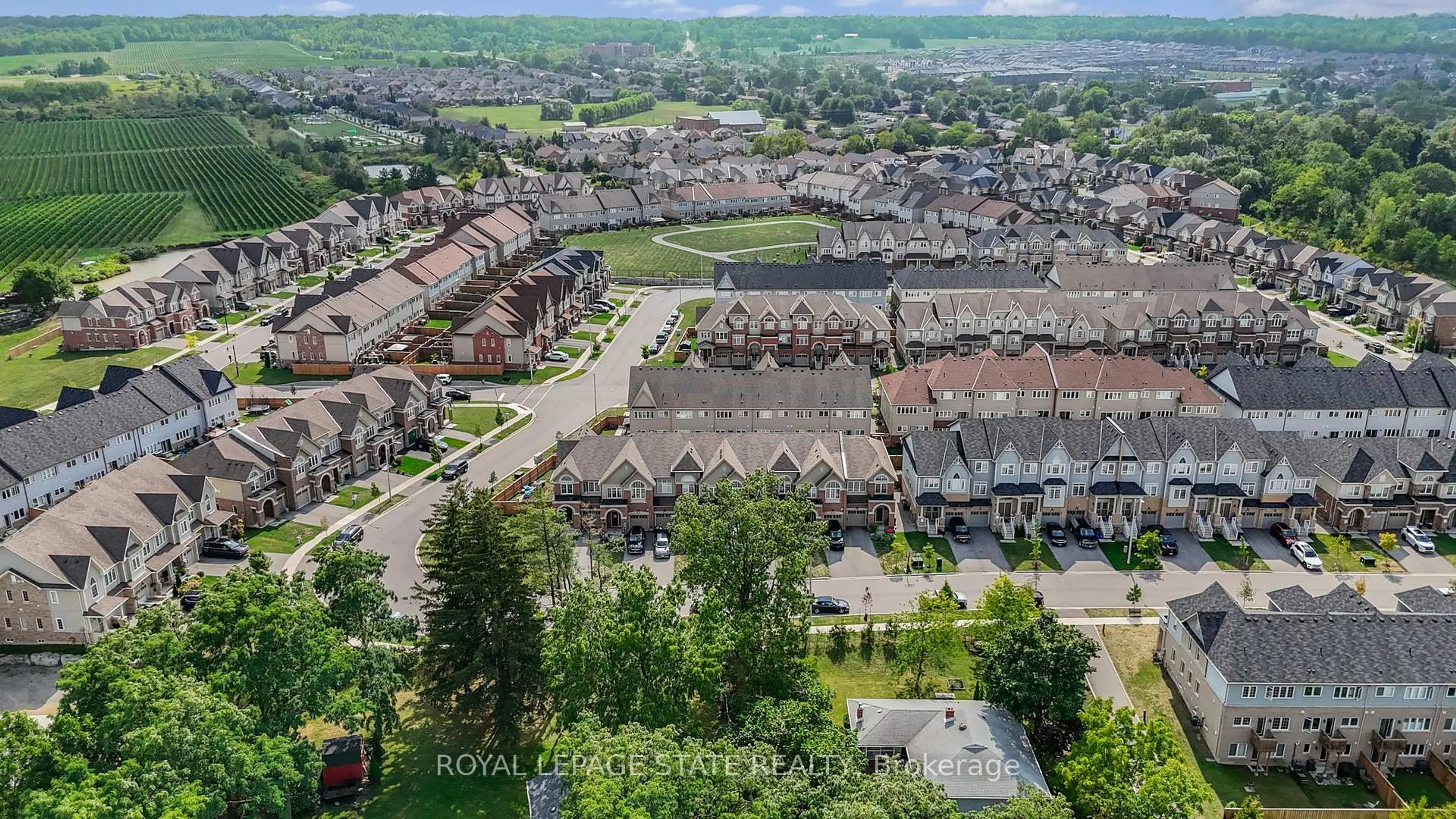 A pic from outside/outdoor area/front of a property/back of a property/a pic from drone, unknown for 4102 Fracchioni Dr, Lincoln Ontario L0R 1B4