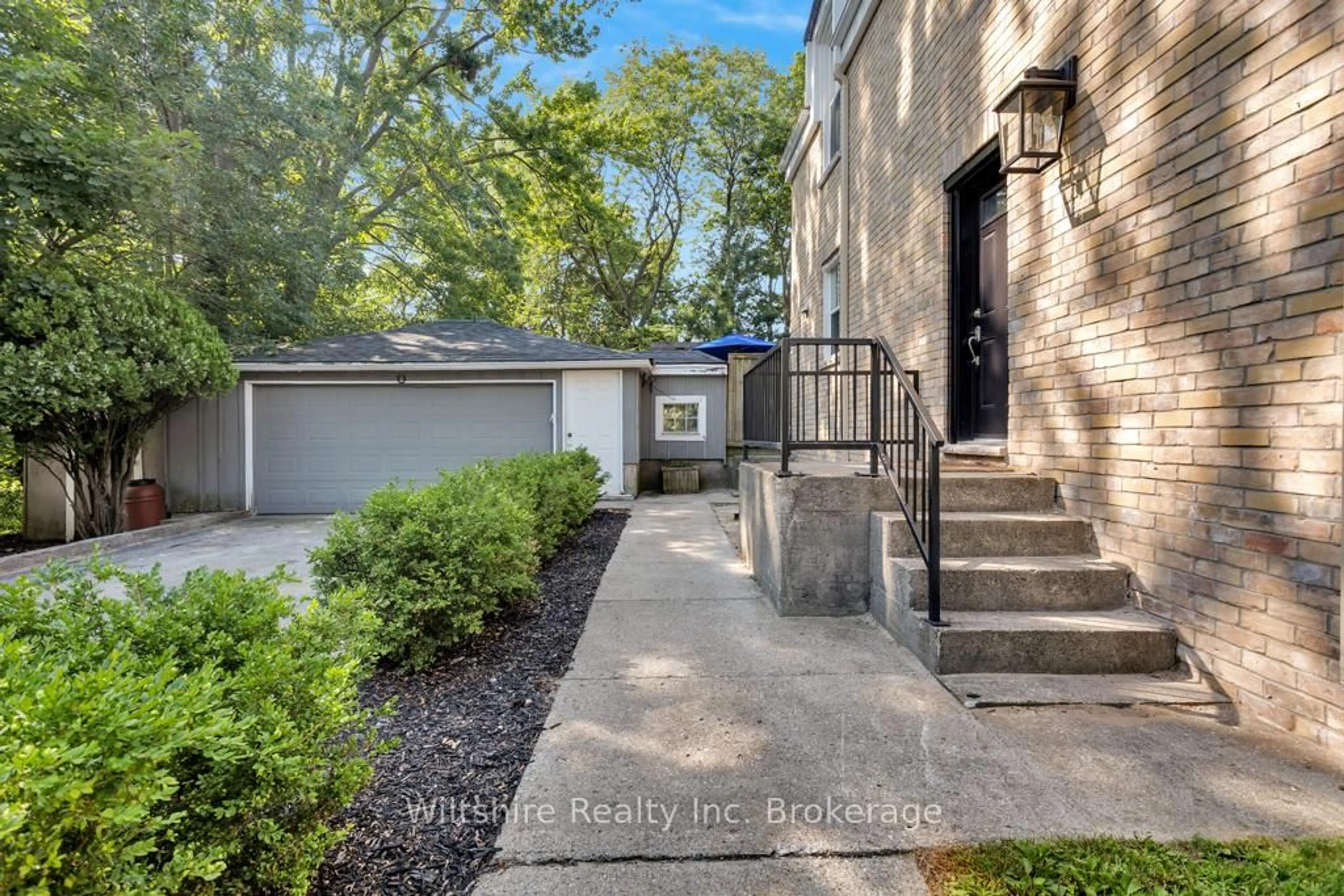 Indoor entryway for 64 South St, Aylmer Ontario N5H 1R1