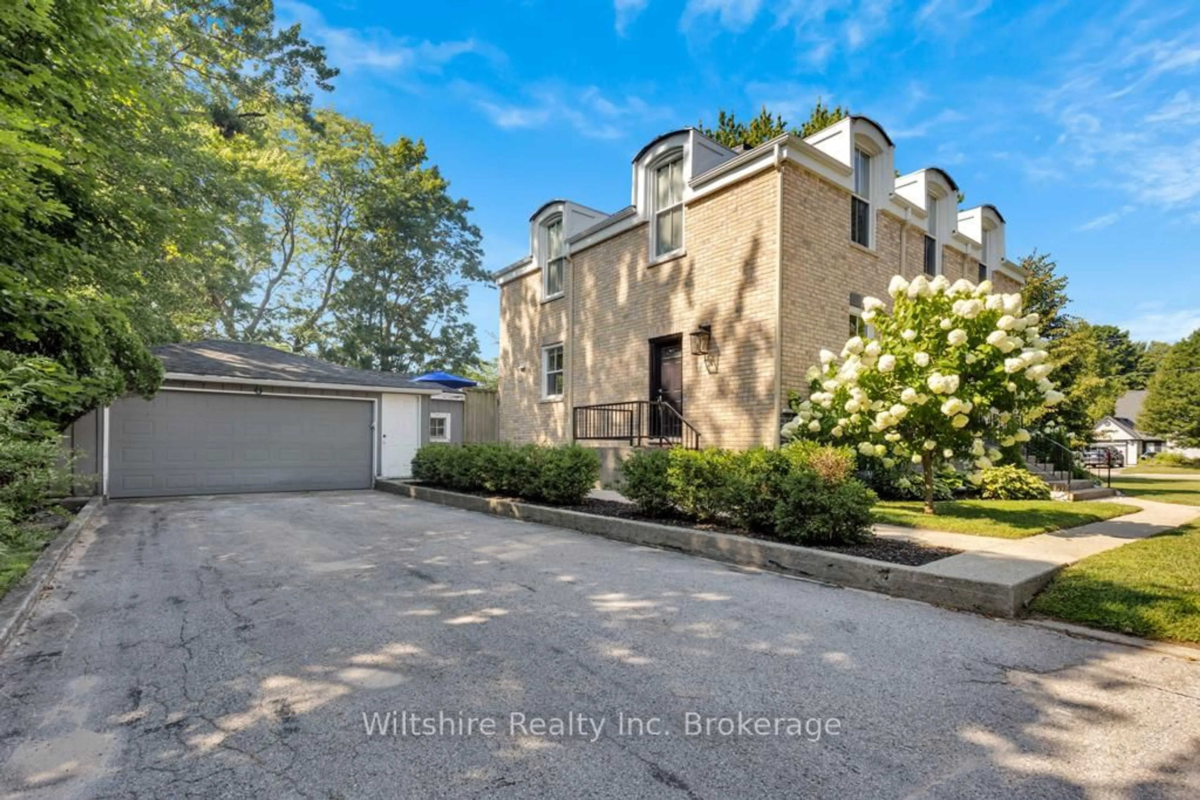 A pic from outside/outdoor area/front of a property/back of a property/a pic from drone, unknown for 64 South St, Aylmer Ontario N5H 1R1
