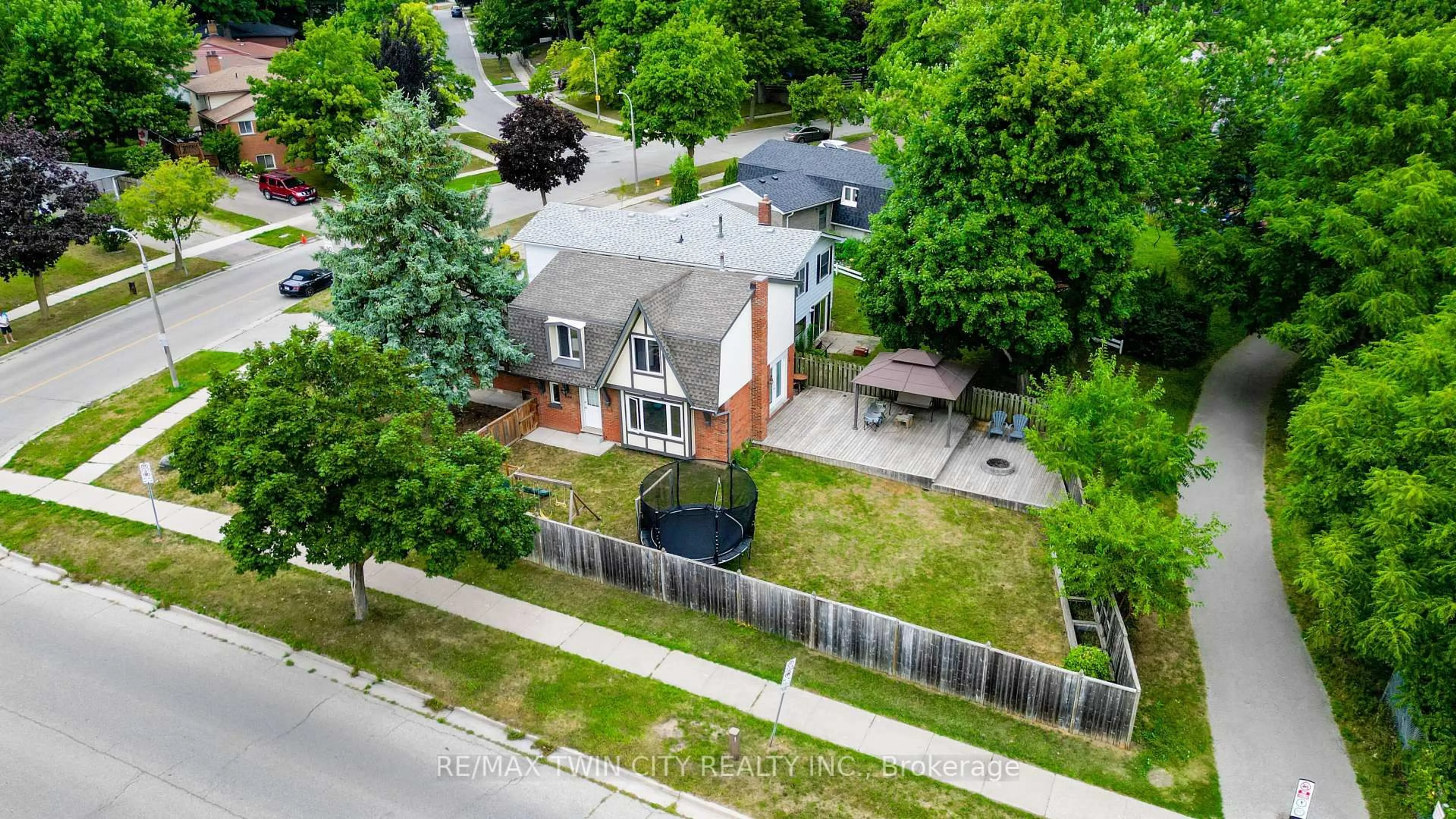 A pic from outside/outdoor area/front of a property/back of a property/a pic from drone, street for 204 Country Hill Dr, Kitchener Ontario N2E 1R6