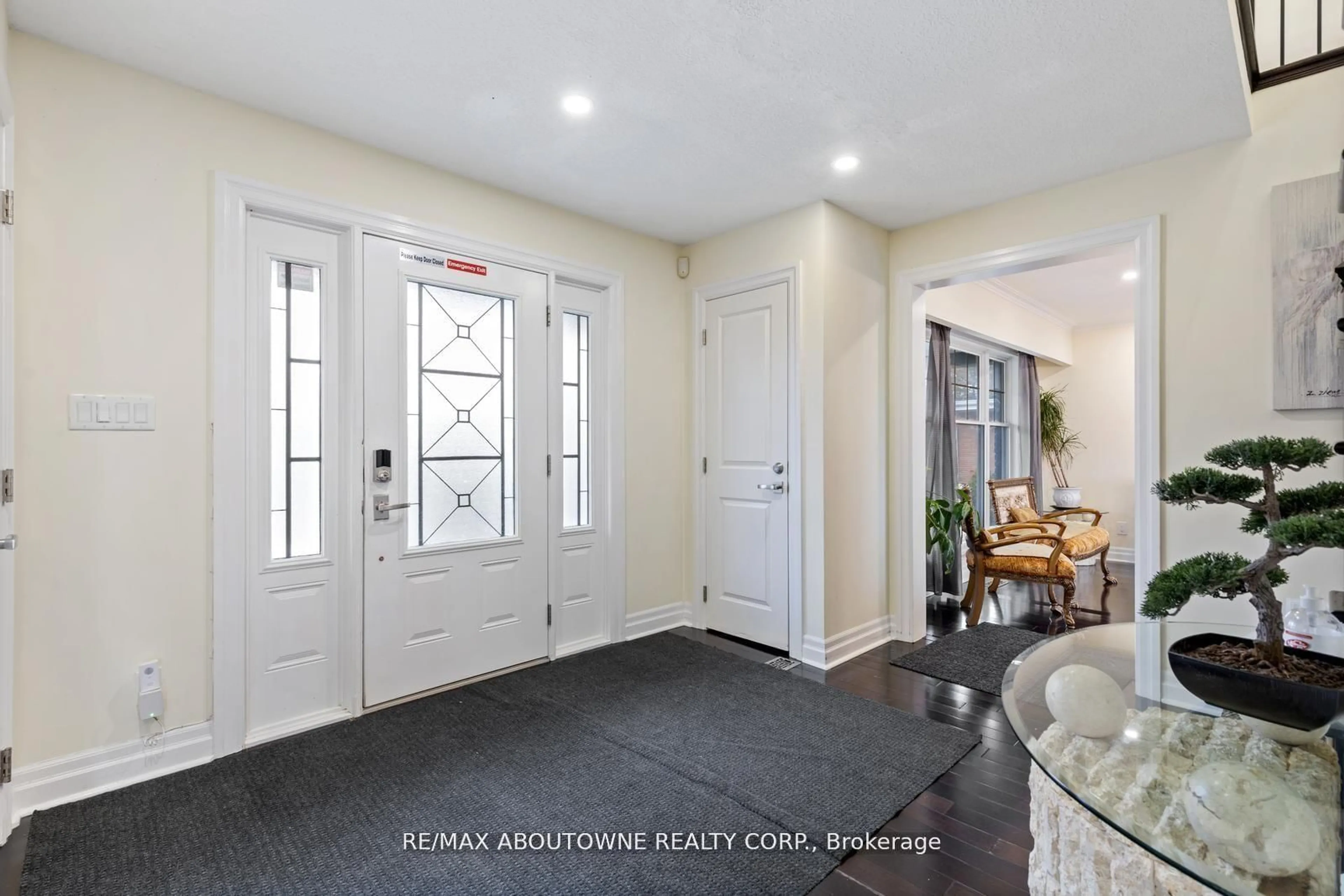 Indoor entryway for 1073 North Service Rd, Hamilton Ontario L8E 5E1