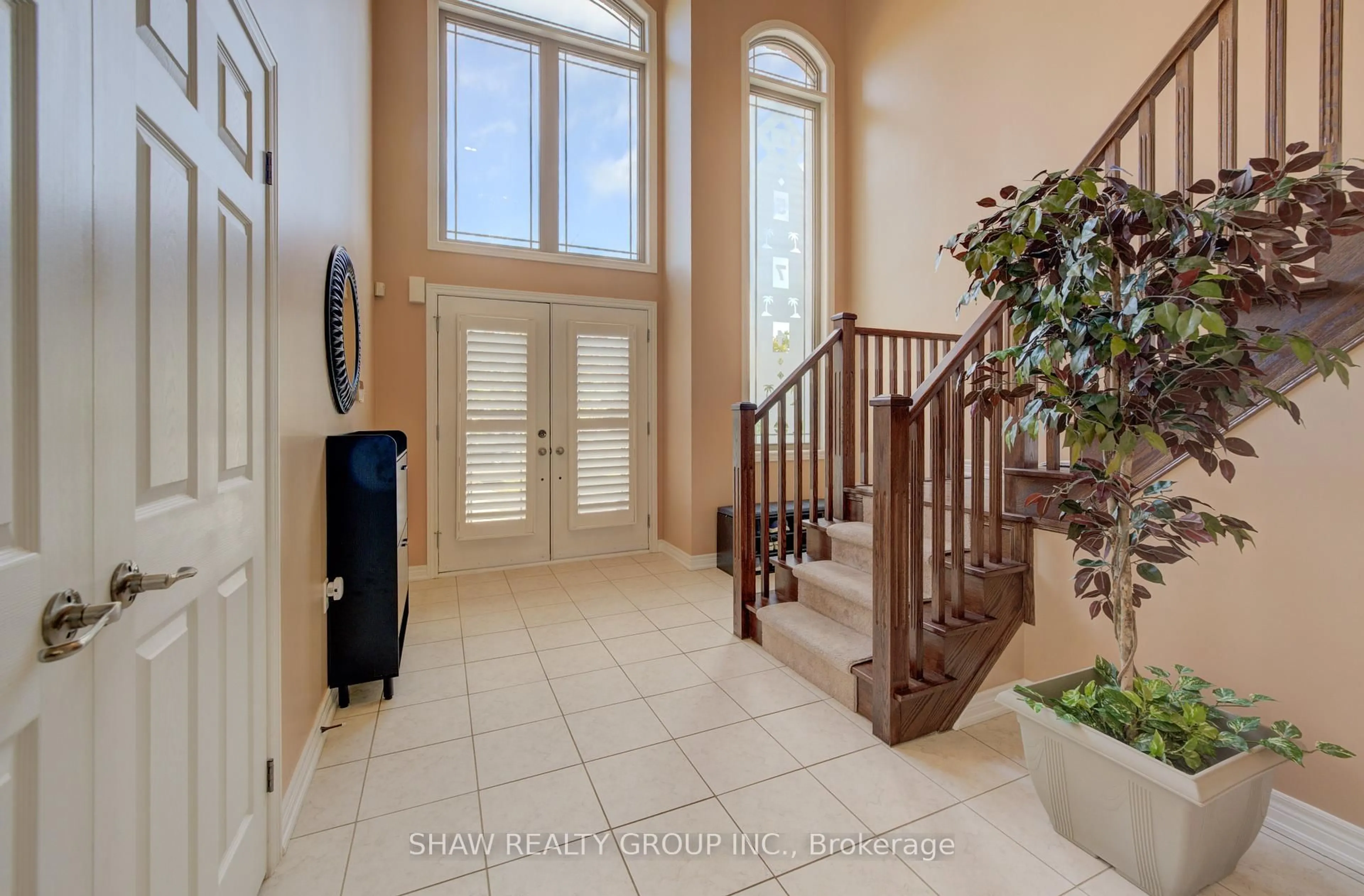 Indoor entryway for 571 Stonehenge Dr, Hamilton Ontario L9K 1T4