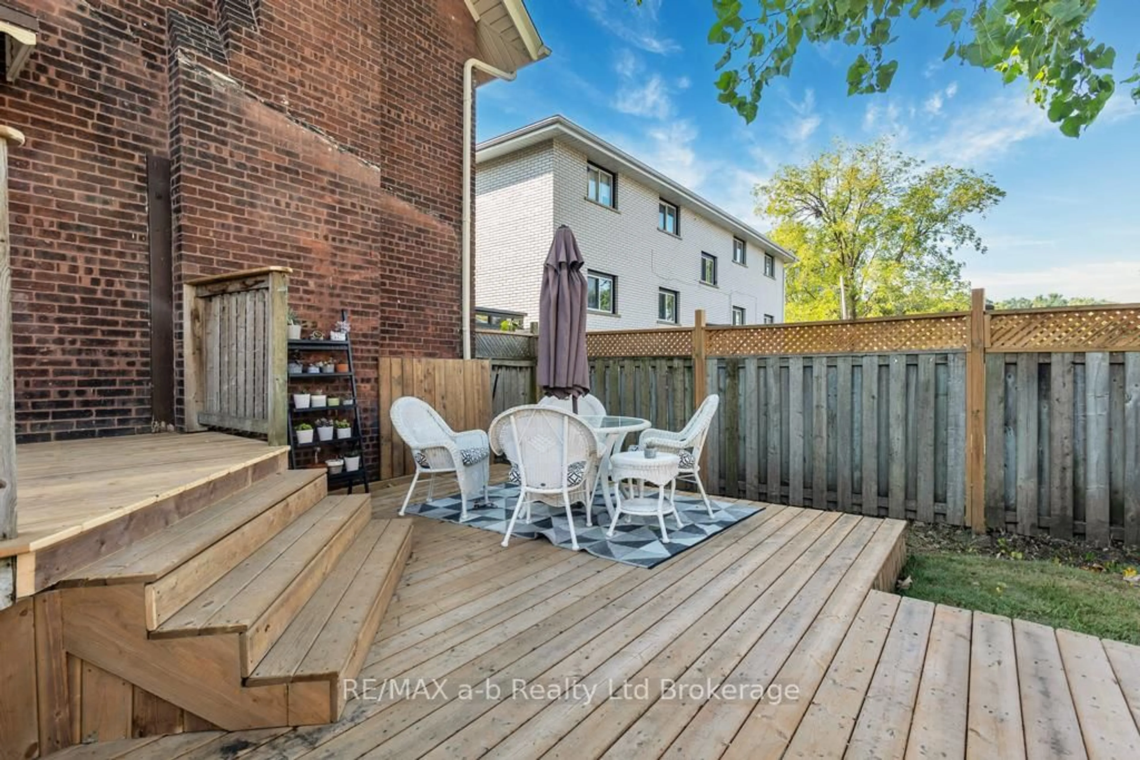 Patio, street for 115 Winniett St, Brant Ontario N3T 1N1