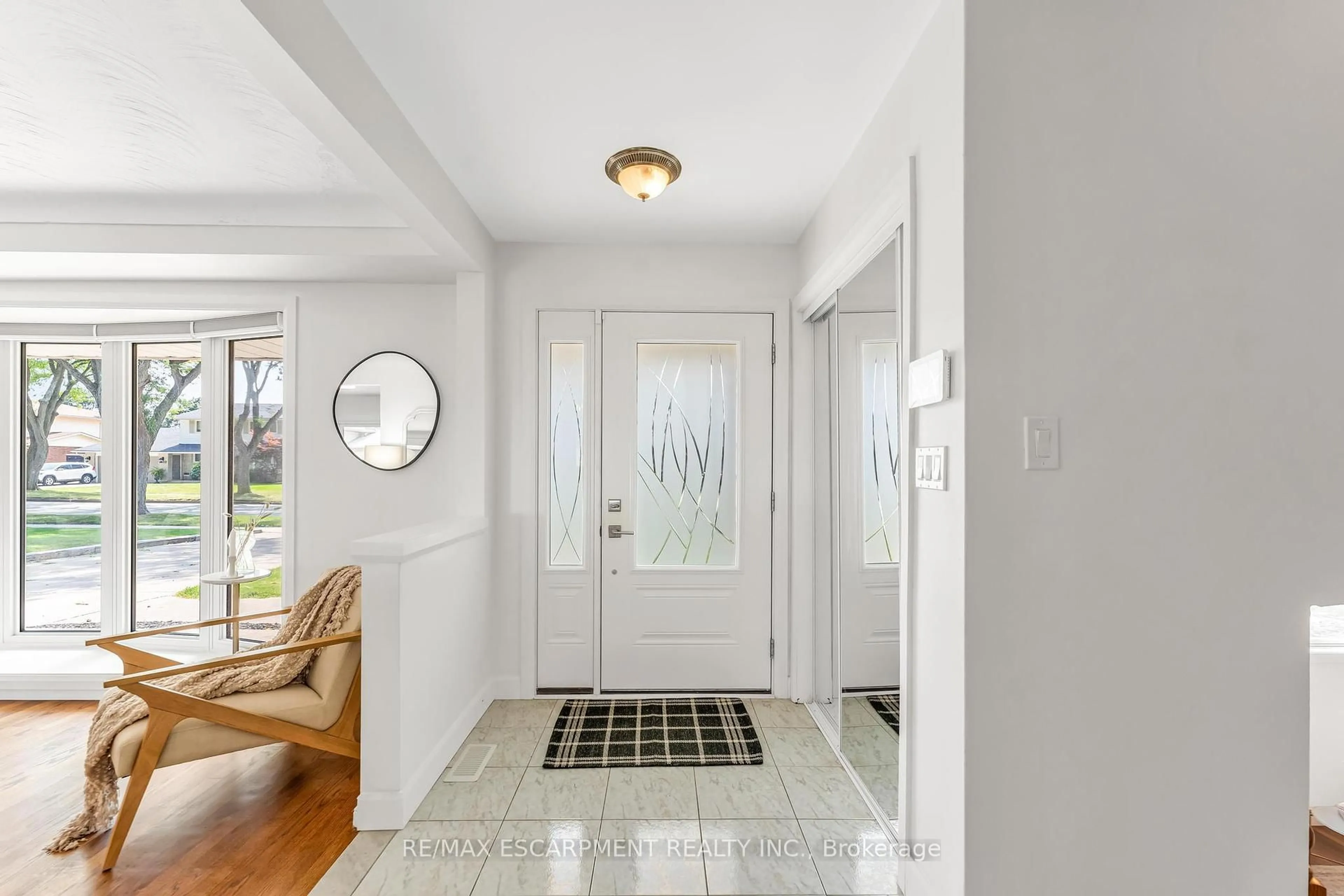 Indoor entryway for 7119 Brian Cres, Niagara Falls Ontario L2J 3P4