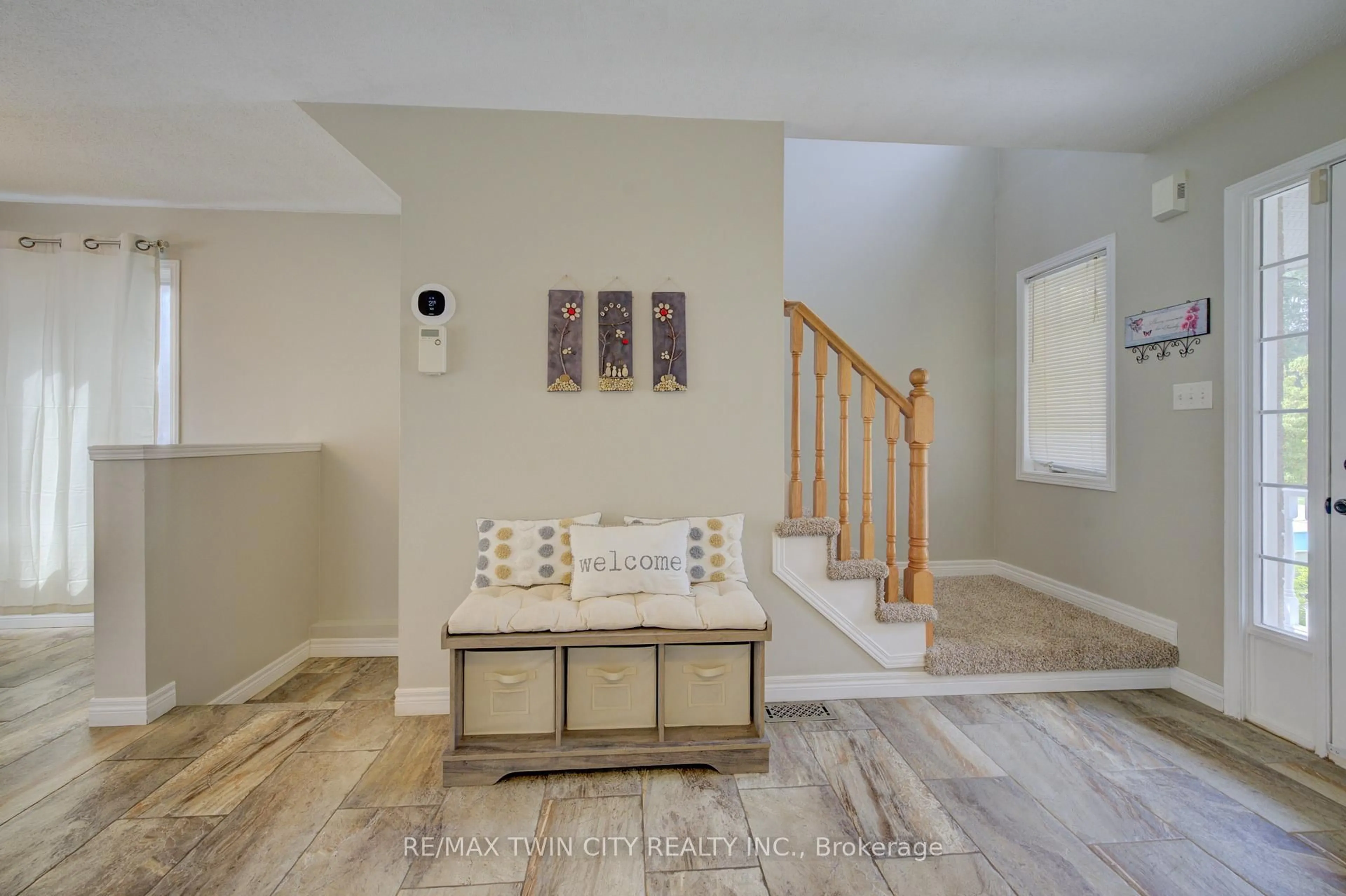 Indoor entryway for 503 Veronica Dr, Kitchener Ontario N2A 4E9