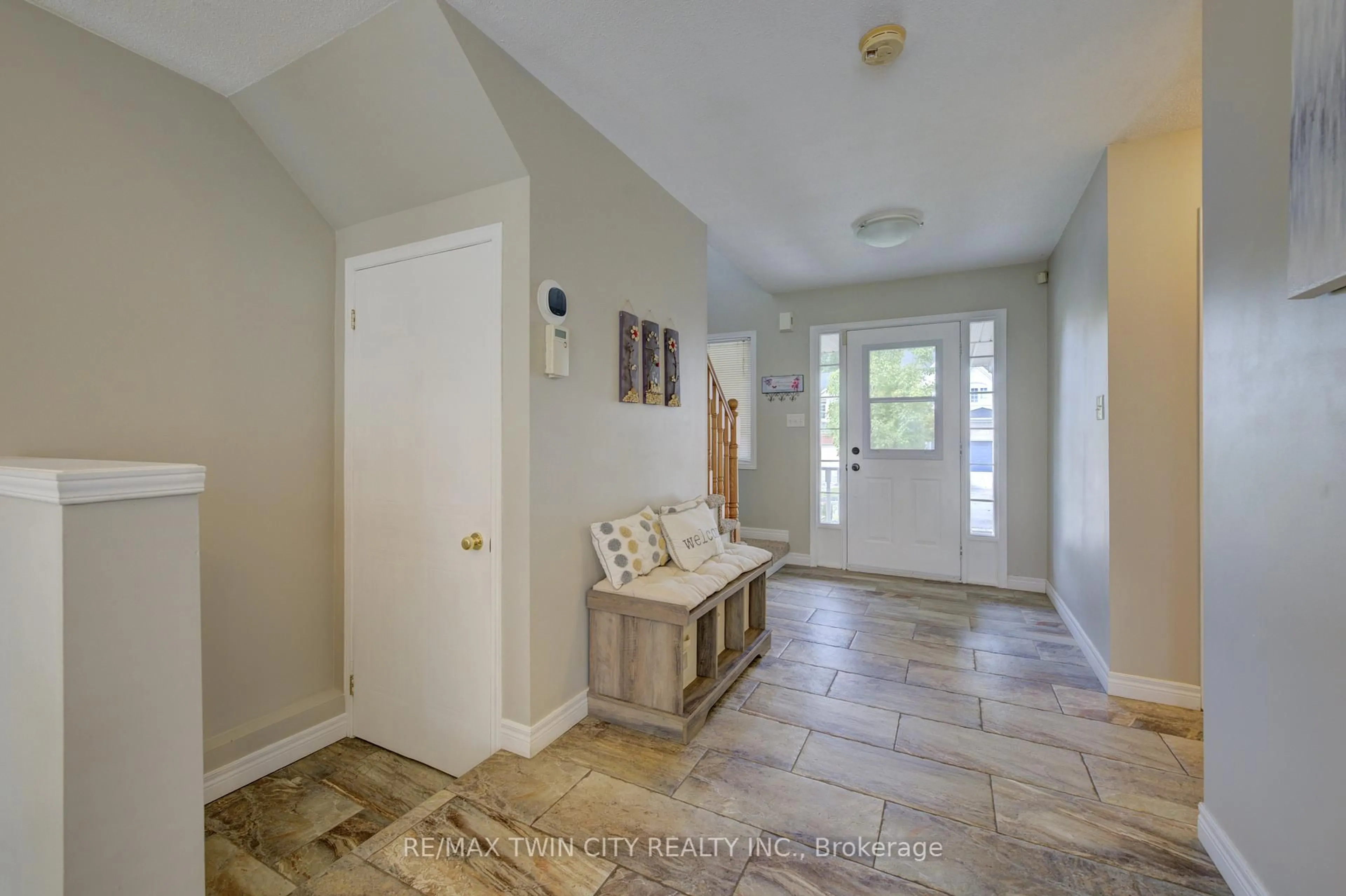 Indoor entryway for 503 Veronica Dr, Kitchener Ontario N2A 4E9