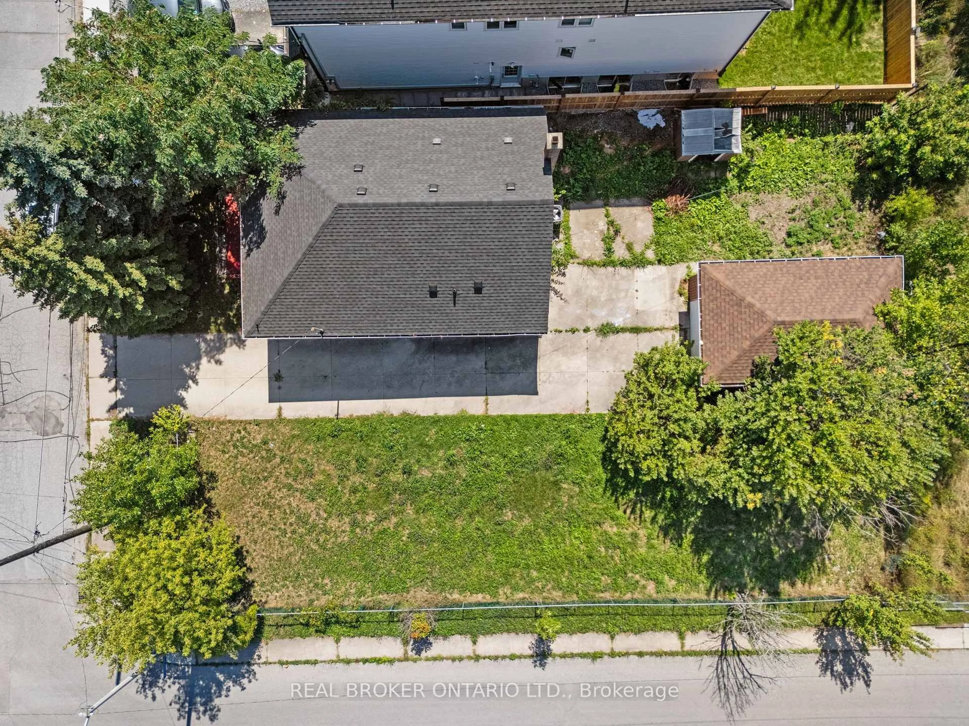 A pic from outside/outdoor area/front of a property/back of a property/a pic from drone, street for 4083 Acheson Ave, Niagara Falls Ontario L2E 3L8