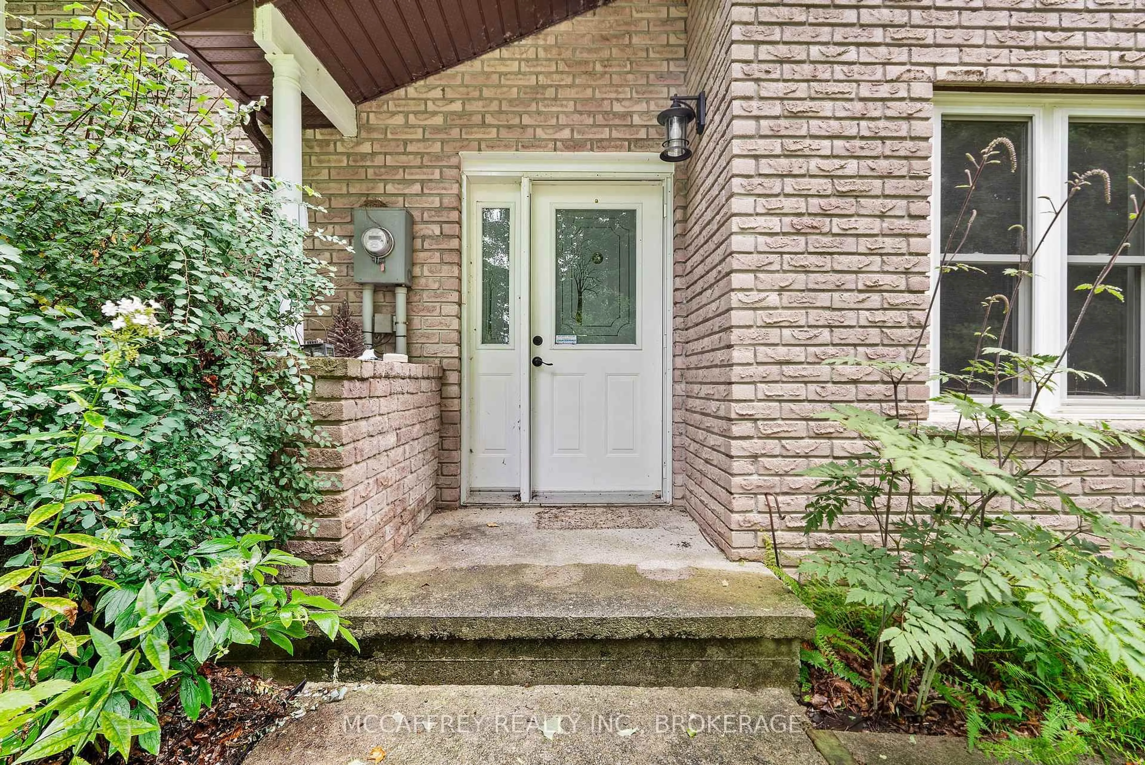 Indoor entryway for 2985 Alton Rd, Sydenham Ontario K0H 2T0