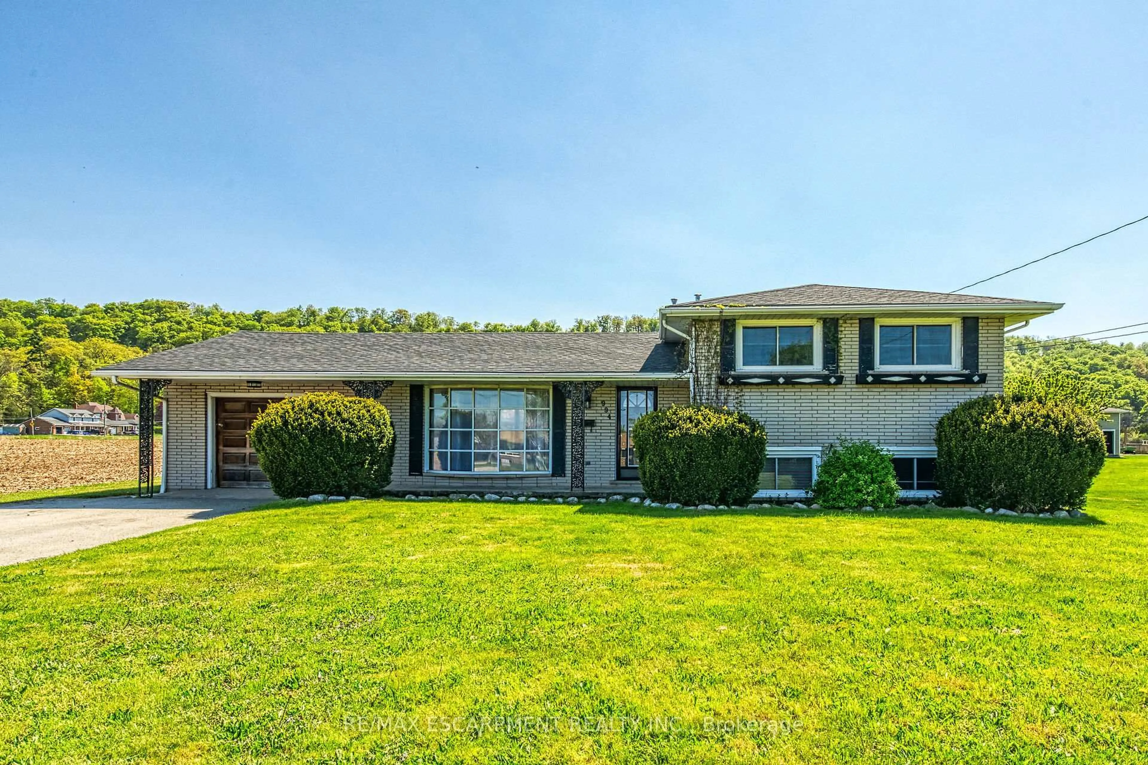 Home with vinyl exterior material, unknown for 944 & 994 #8 Highway, Hamilton Ontario L8E 5J1