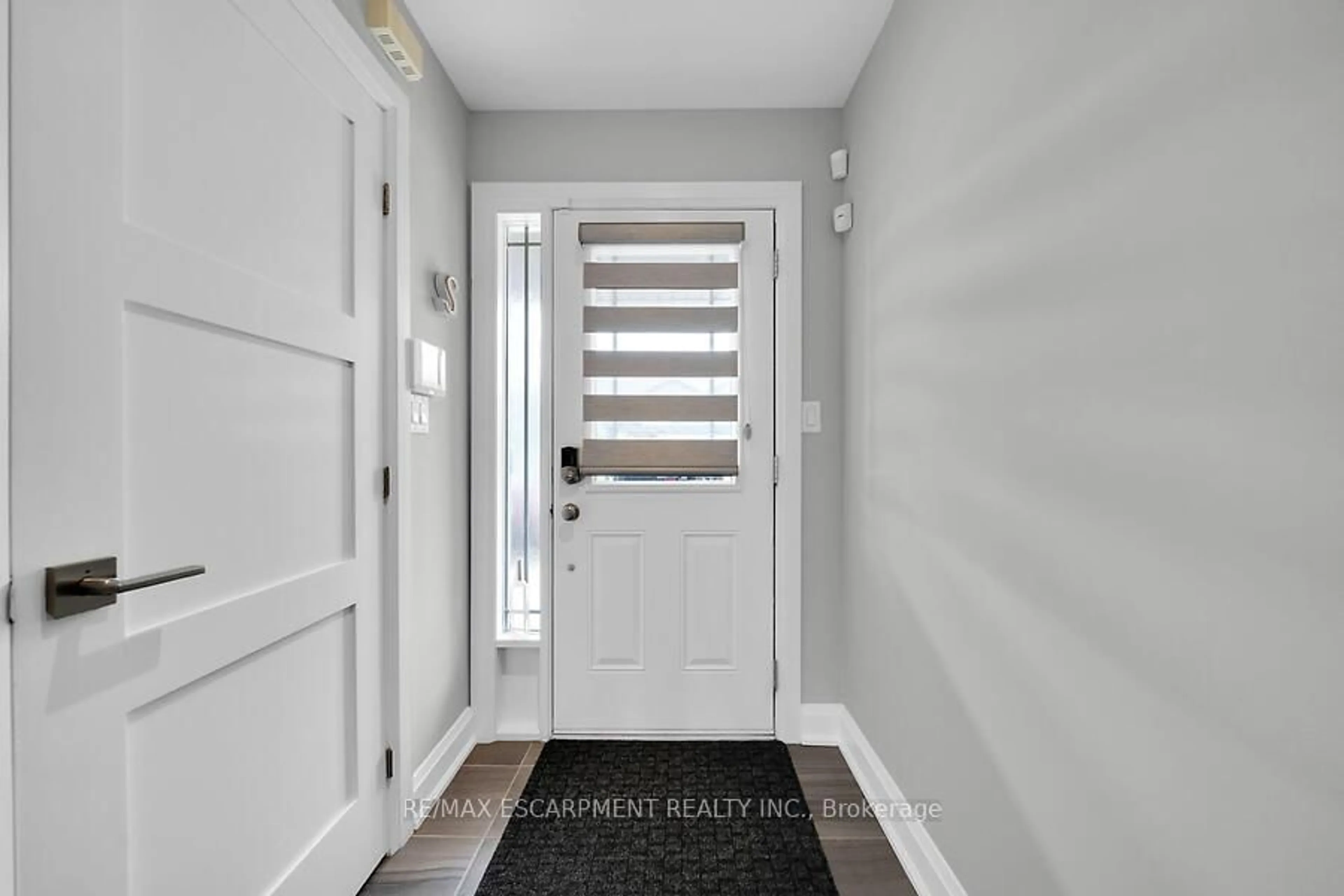 Indoor entryway for 123 WESTBANK Tr, Hamilton Ontario L8J 0H3