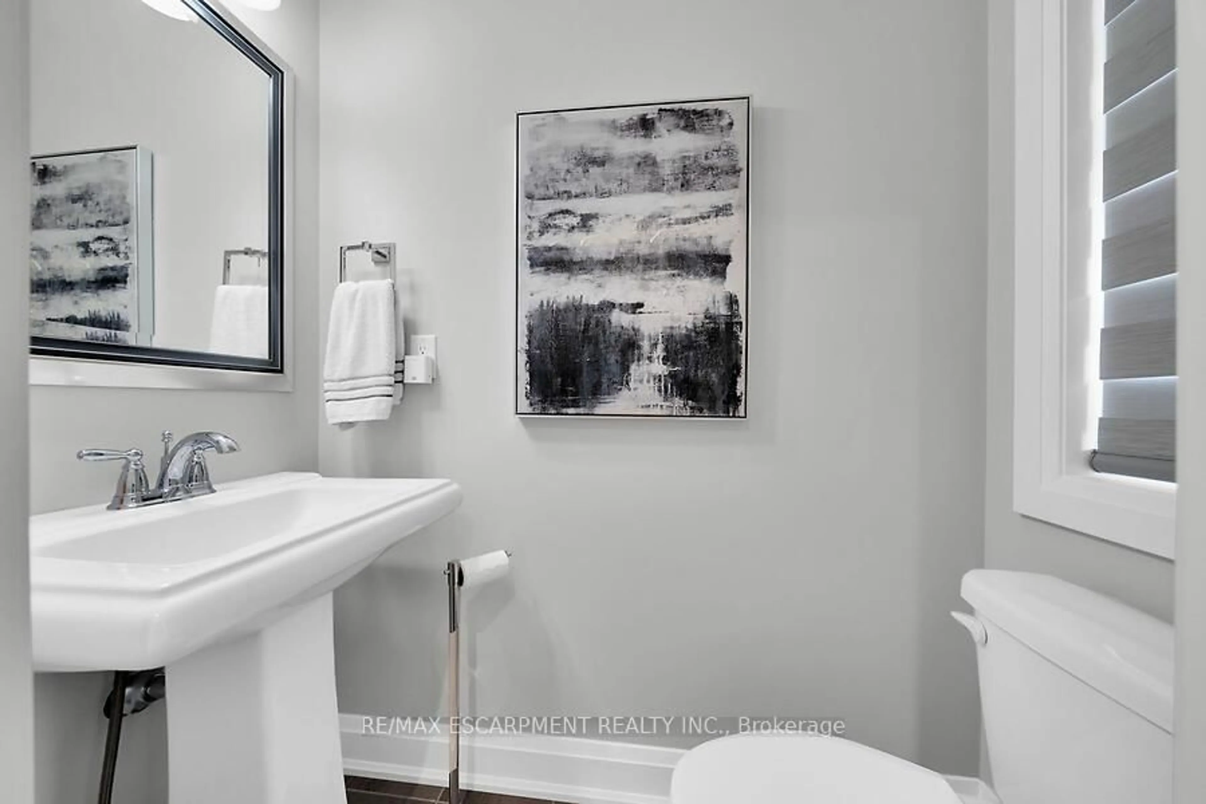 Contemporary bathroom, ceramic/tile floor for 123 WESTBANK Tr, Hamilton Ontario L8J 0H3