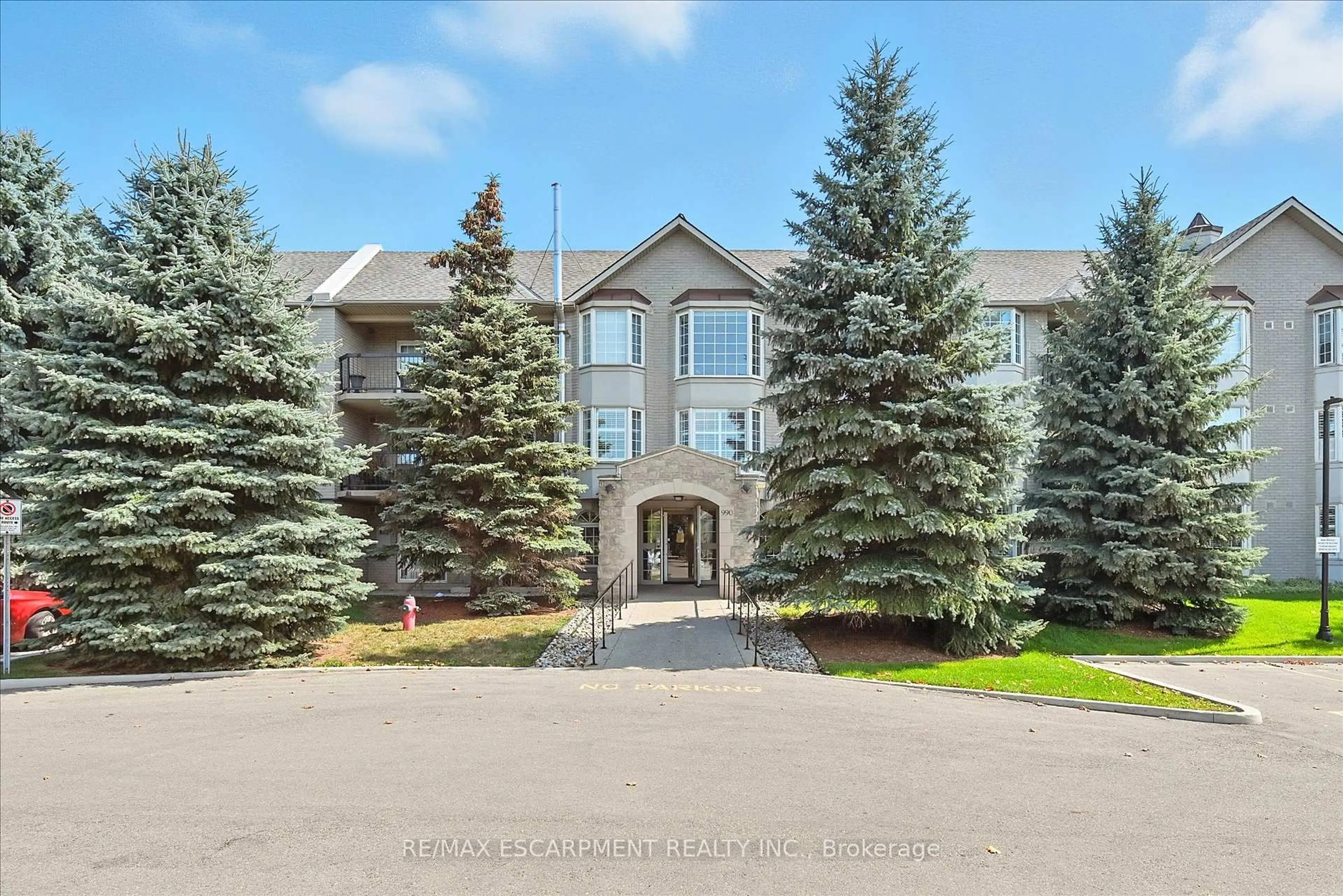 Indoor foyer for 990 GOLF LINKS Rd #204, Hamilton Ontario L9K 1J8