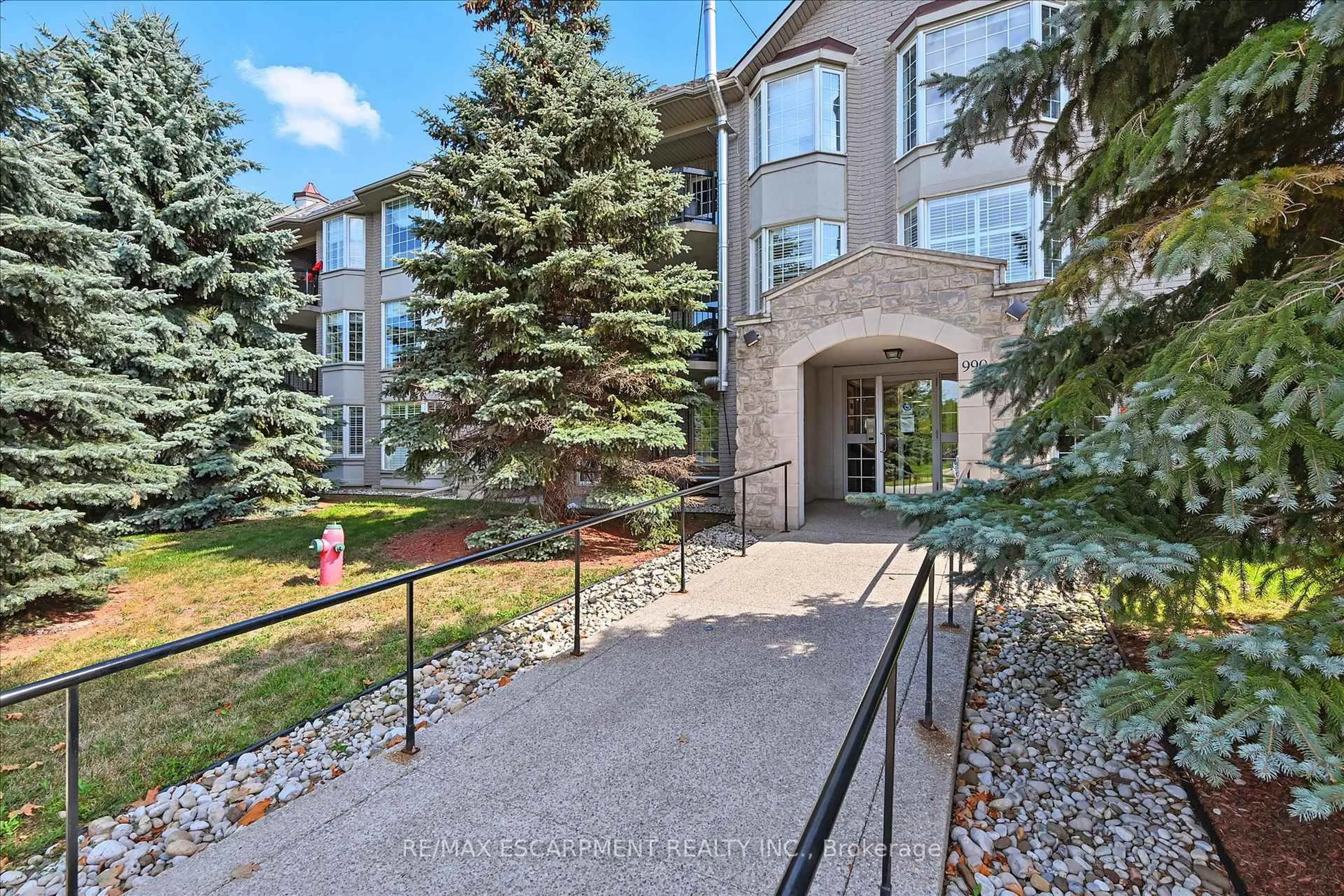Patio, unknown for 990 GOLF LINKS Rd #204, Hamilton Ontario L9K 1J8