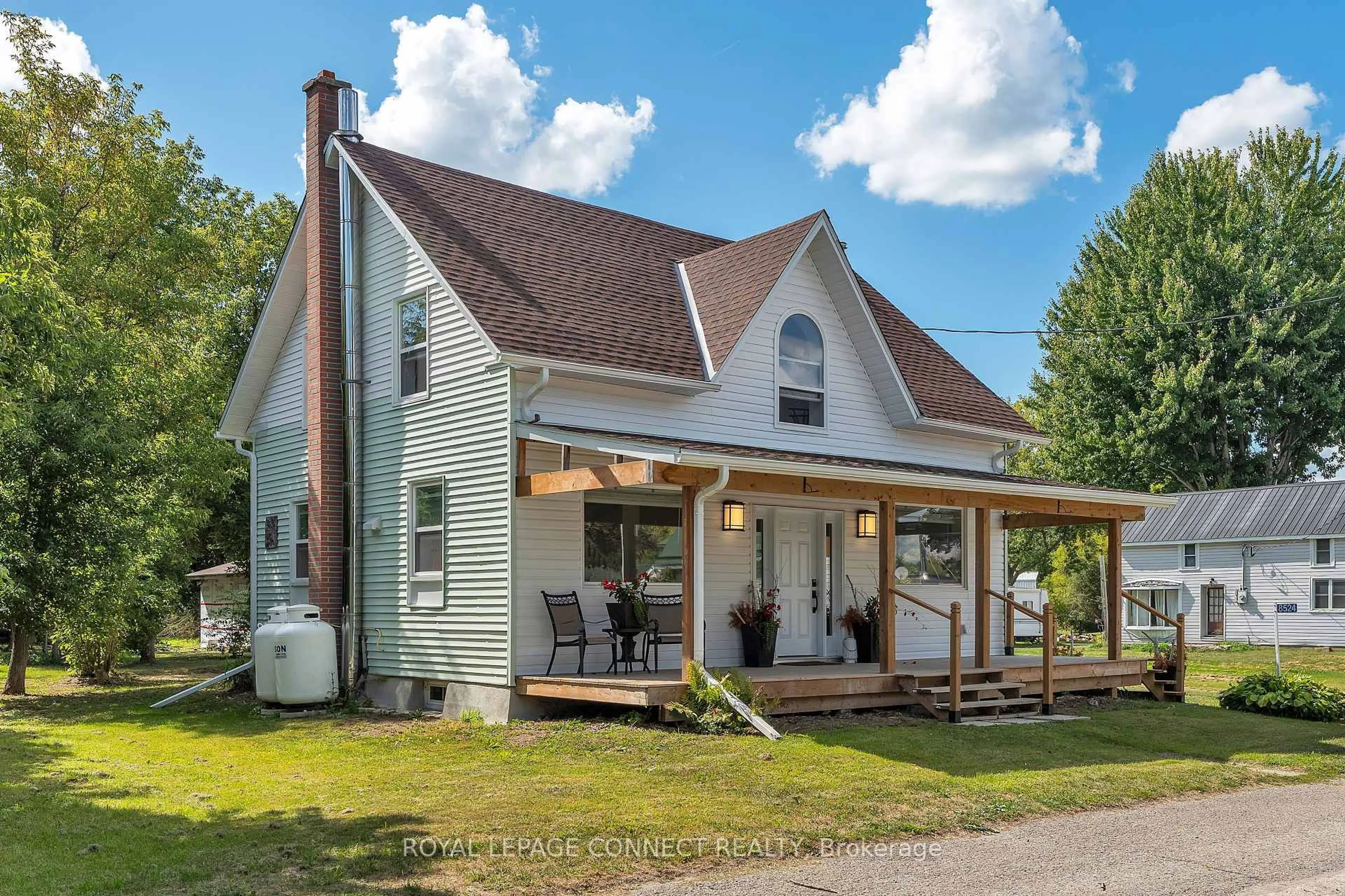 Home with vinyl exterior material, unknown for 8524 County Road 15 Rd, Augusta Ontario K0G 1R0