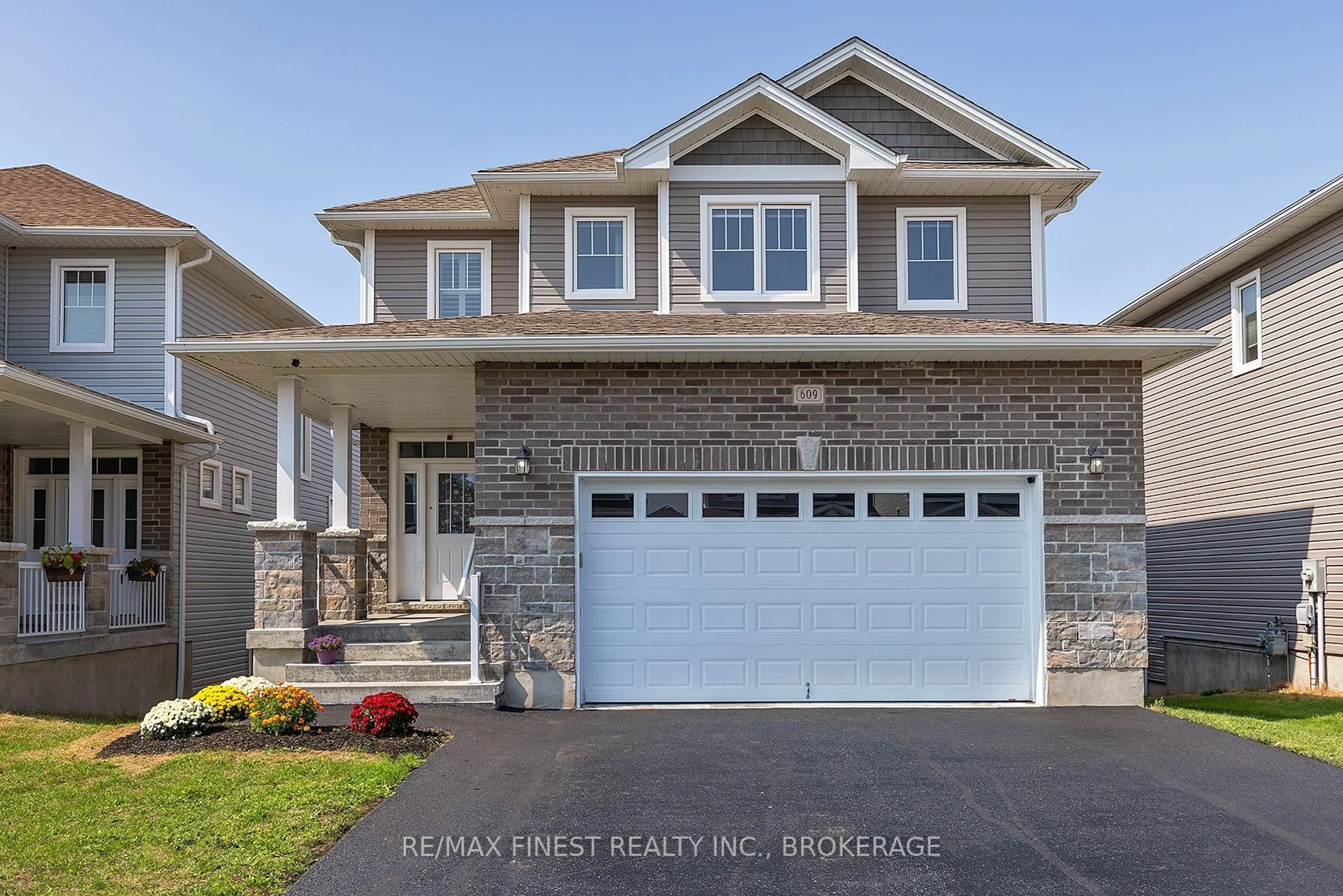 Home with vinyl exterior material, street for 609 Gwen Ave, Kingston Ontario K7P 0L2