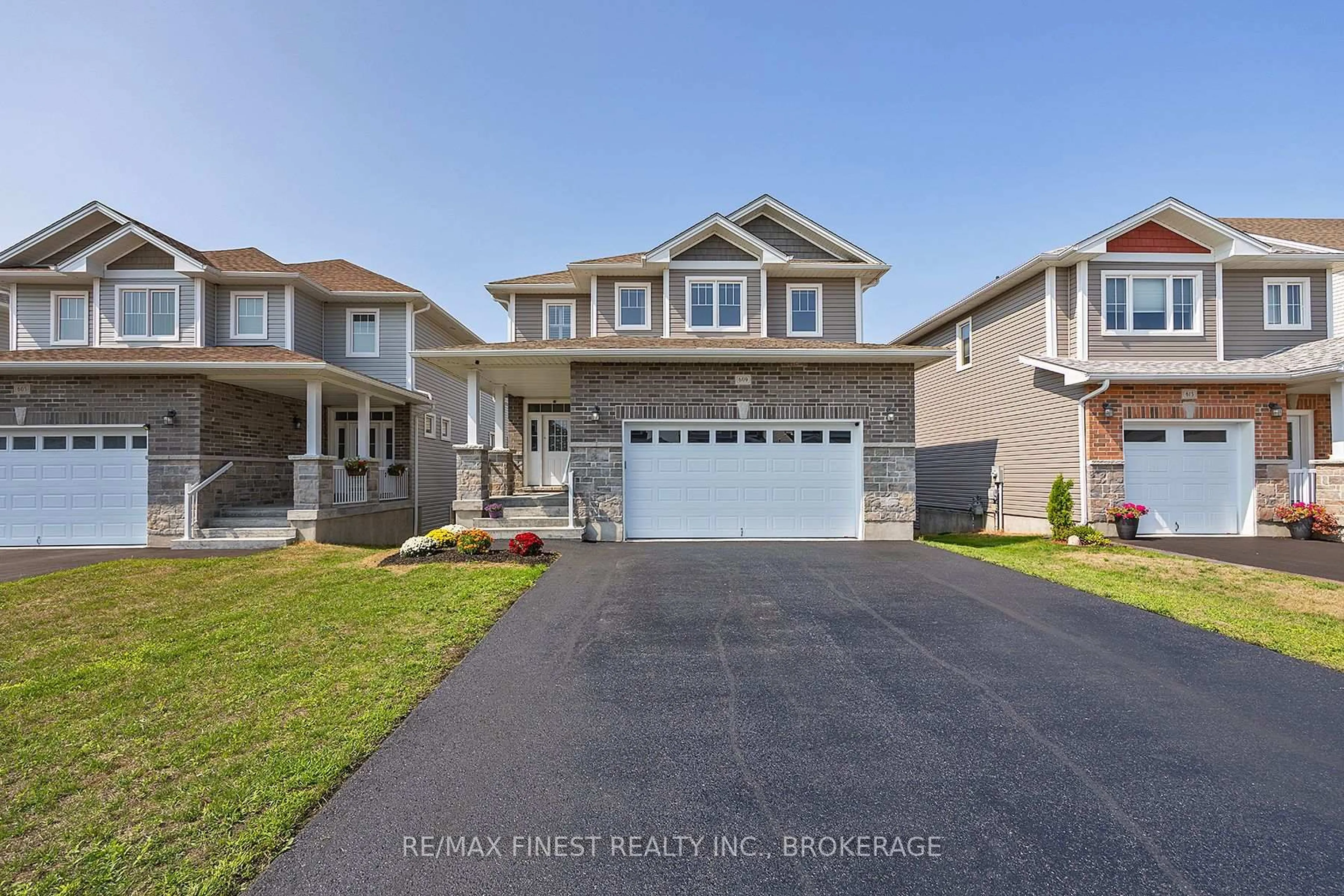 Home with vinyl exterior material, street for 609 Gwen Ave, Kingston Ontario K7P 0L2