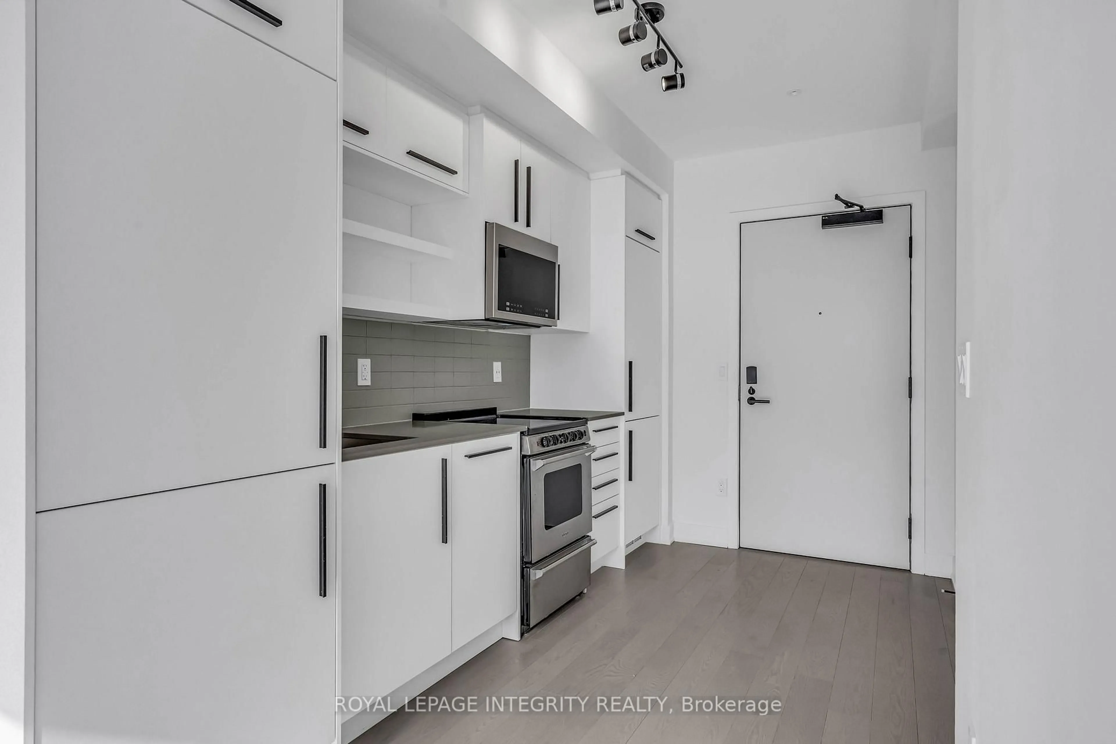 Standard kitchen, unknown for 560 RIDEAU St #716, Ottawa Ontario K1N 0G3