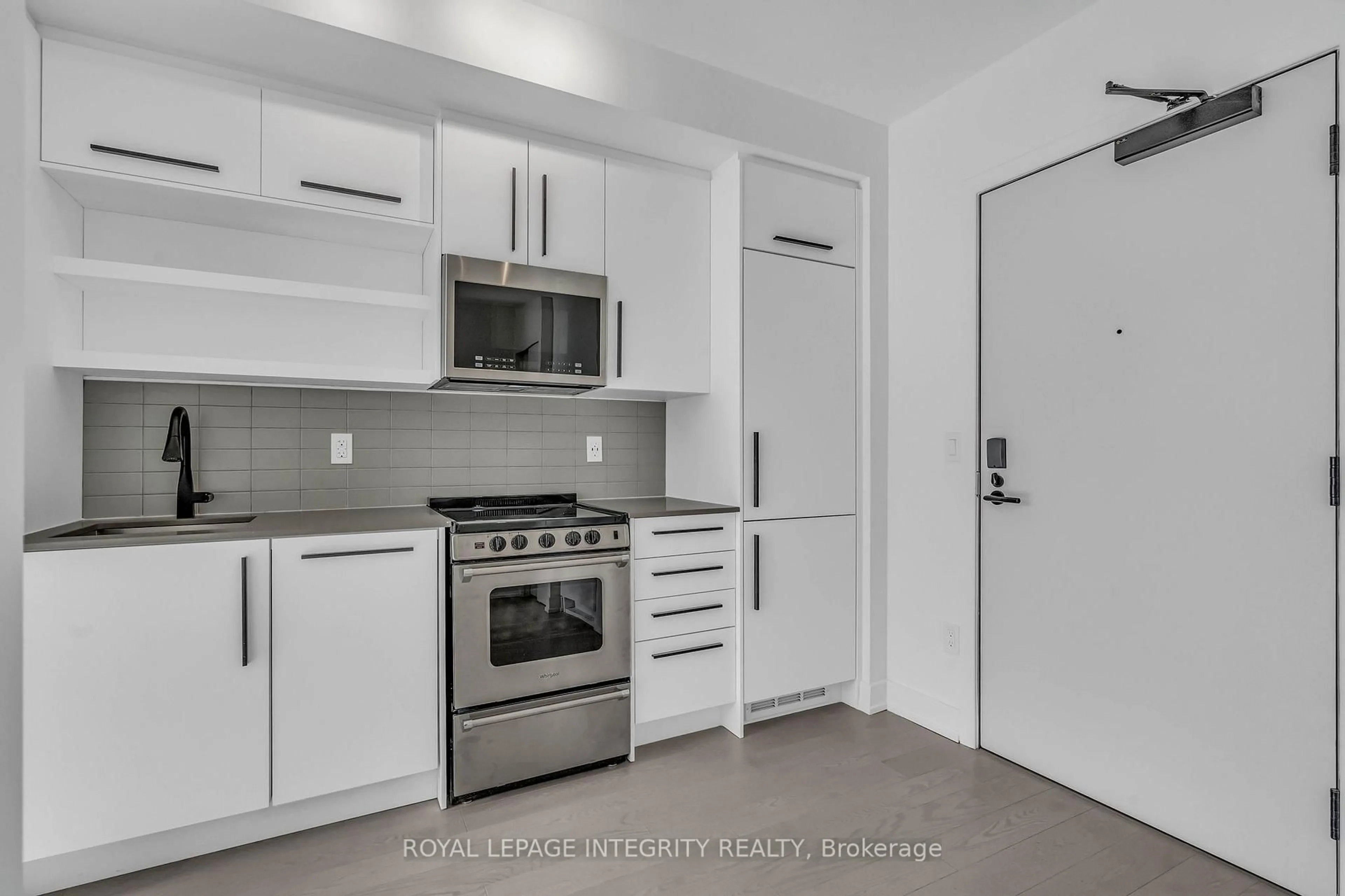 Standard kitchen, unknown for 560 RIDEAU St #716, Ottawa Ontario K1N 0G3