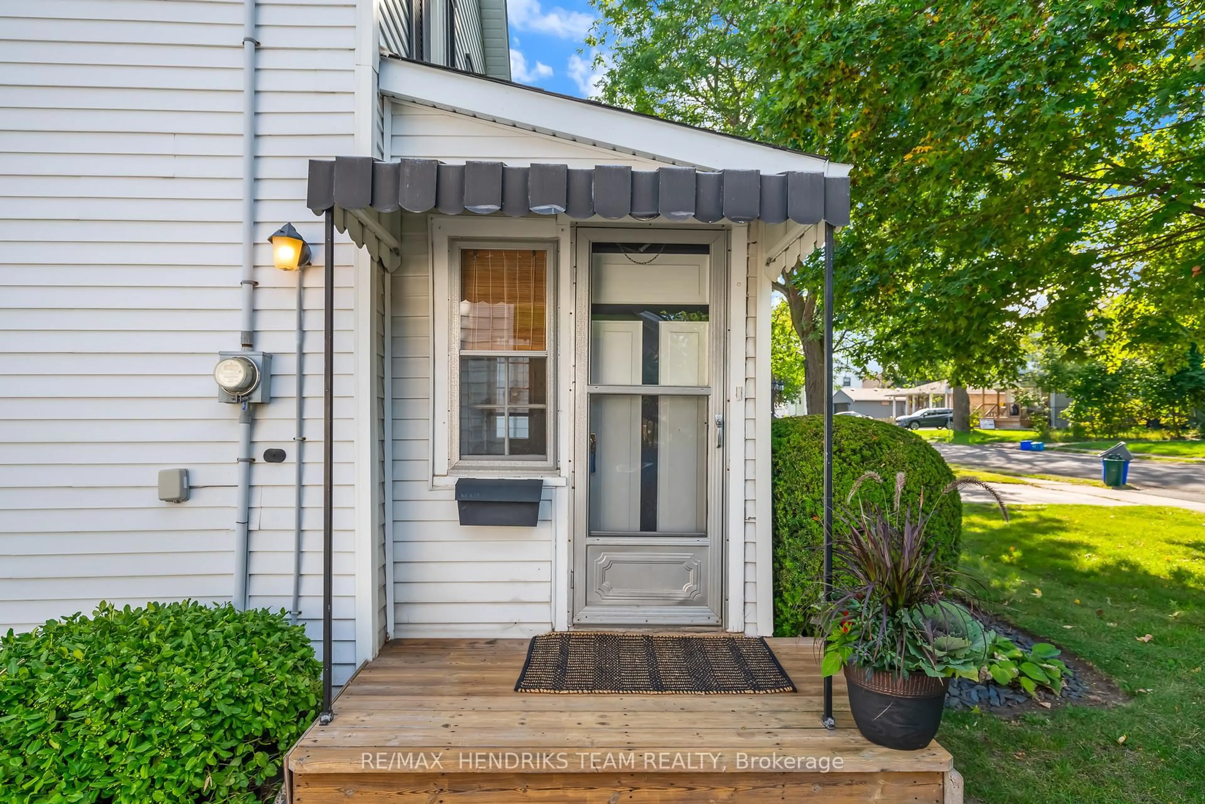 Indoor entryway for 6383 High St, Niagara Falls Ontario L2G 1M9