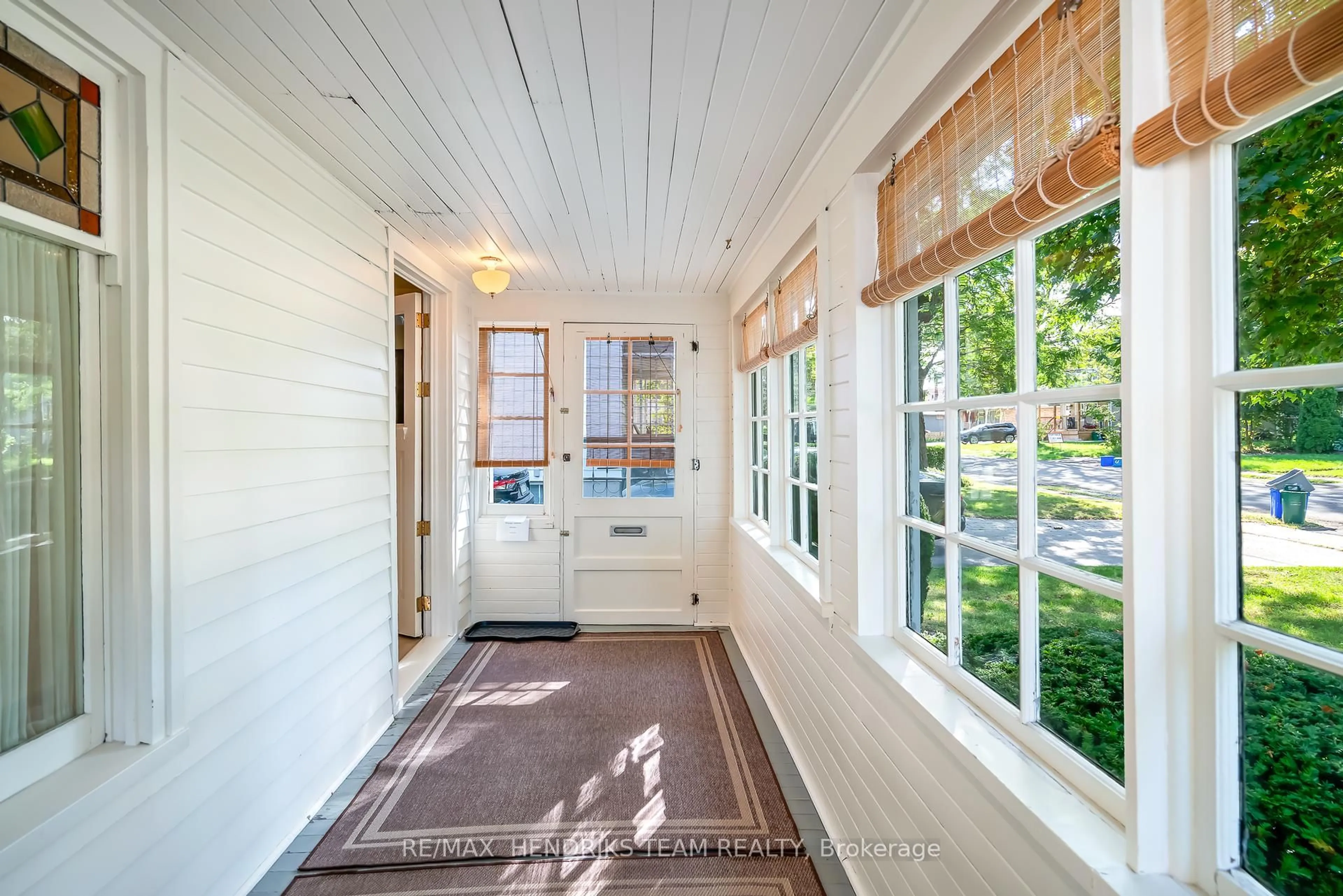 Indoor entryway for 6383 High St, Niagara Falls Ontario L2G 1M9