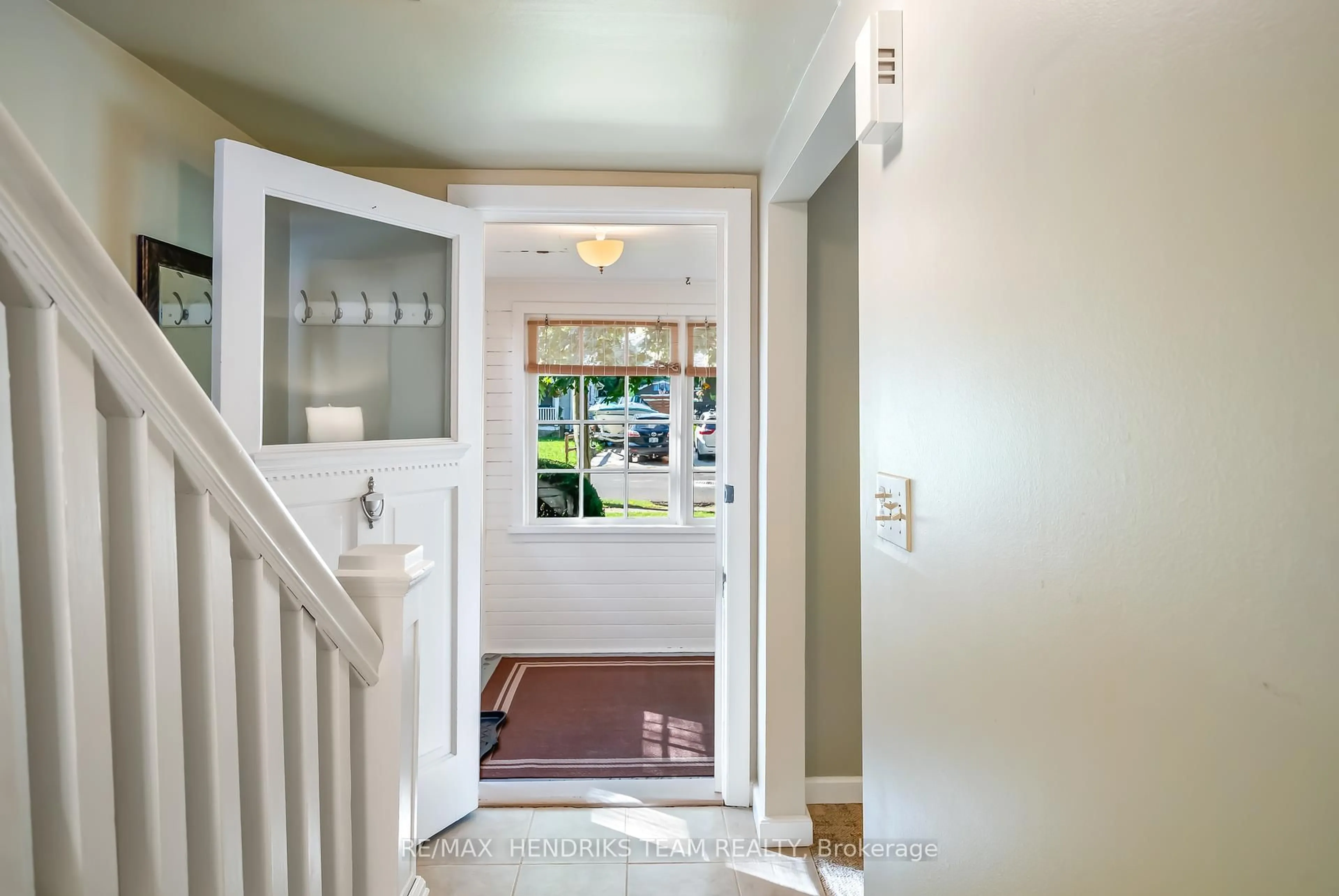 Indoor entryway for 6383 High St, Niagara Falls Ontario L2G 1M9