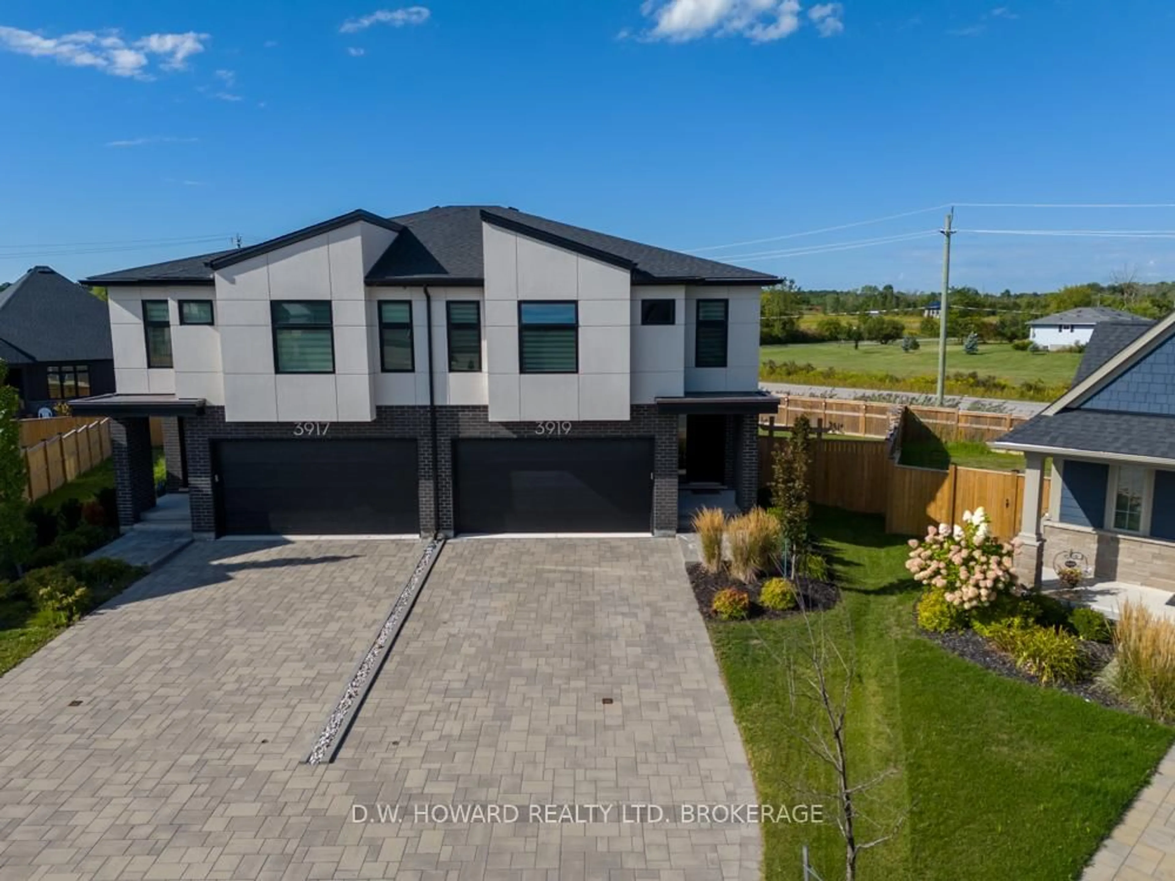 A pic from outside/outdoor area/front of a property/back of a property/a pic from drone, street for 3919 Mitchell Cres, Fort Erie Ontario L0S 1S0
