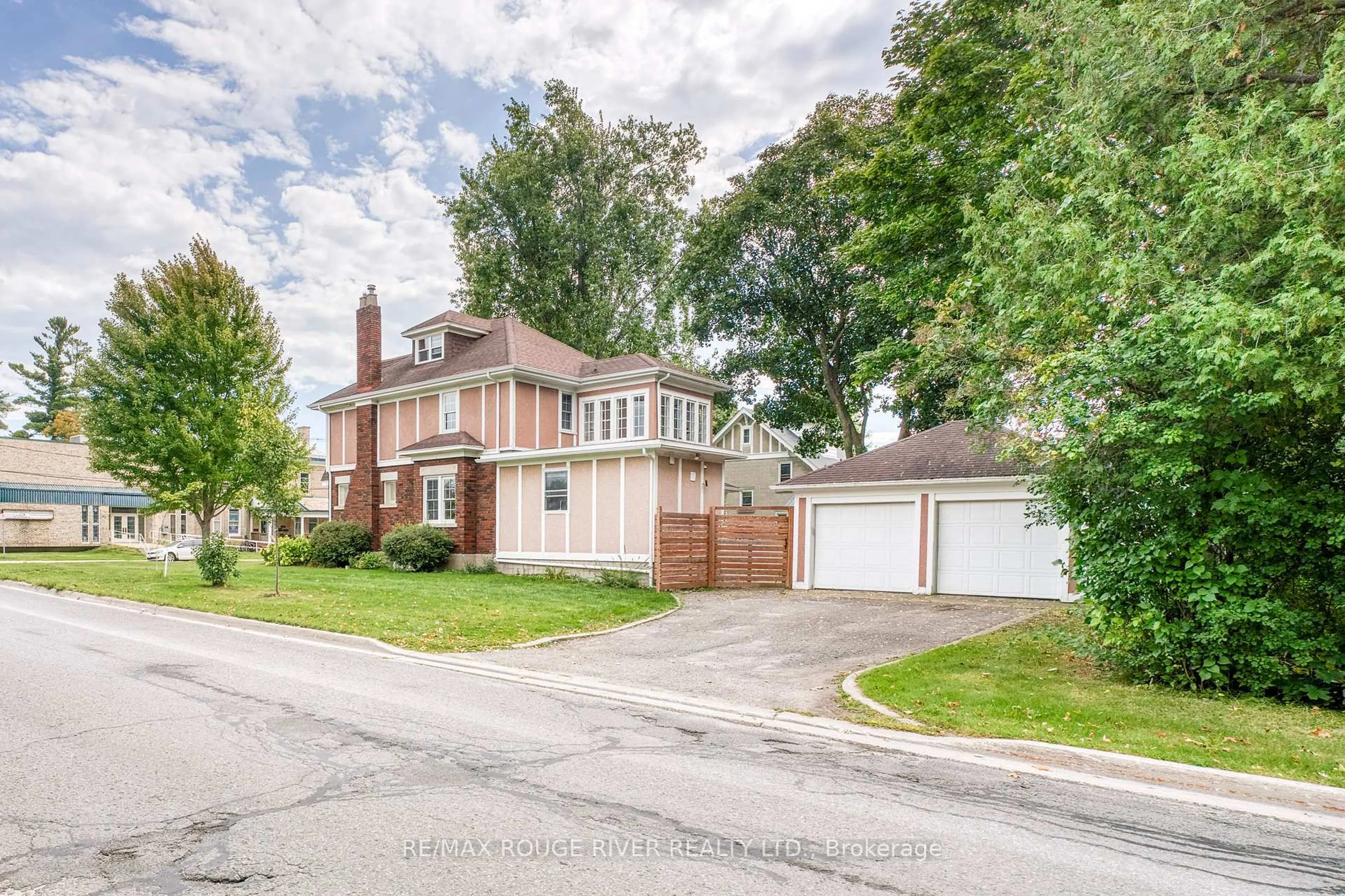 Home with brick exterior material, street for 18 Victoria St, Perth Ontario K7H 2H6
