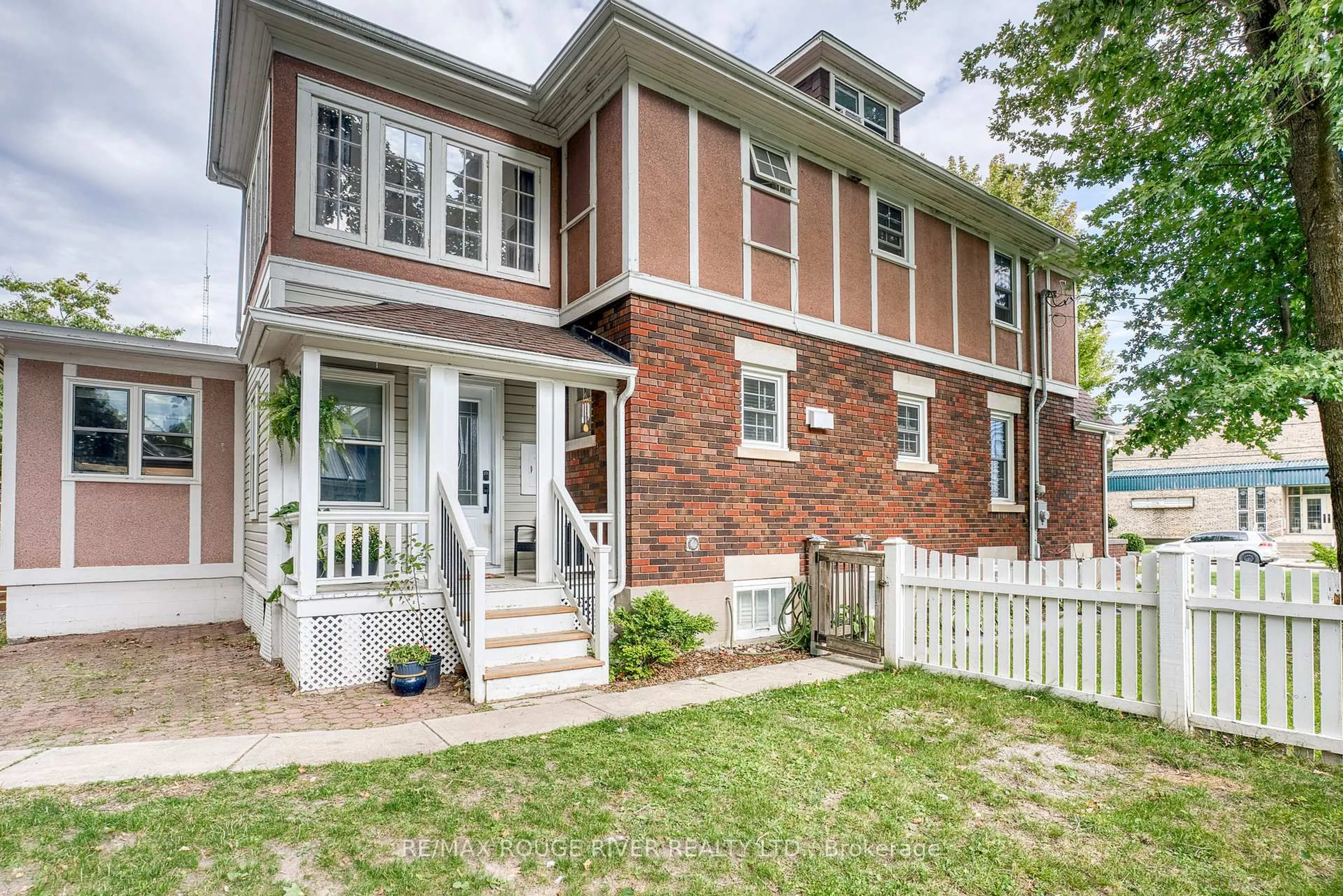 Home with brick exterior material, street for 18 Victoria St, Perth Ontario K7H 2H6