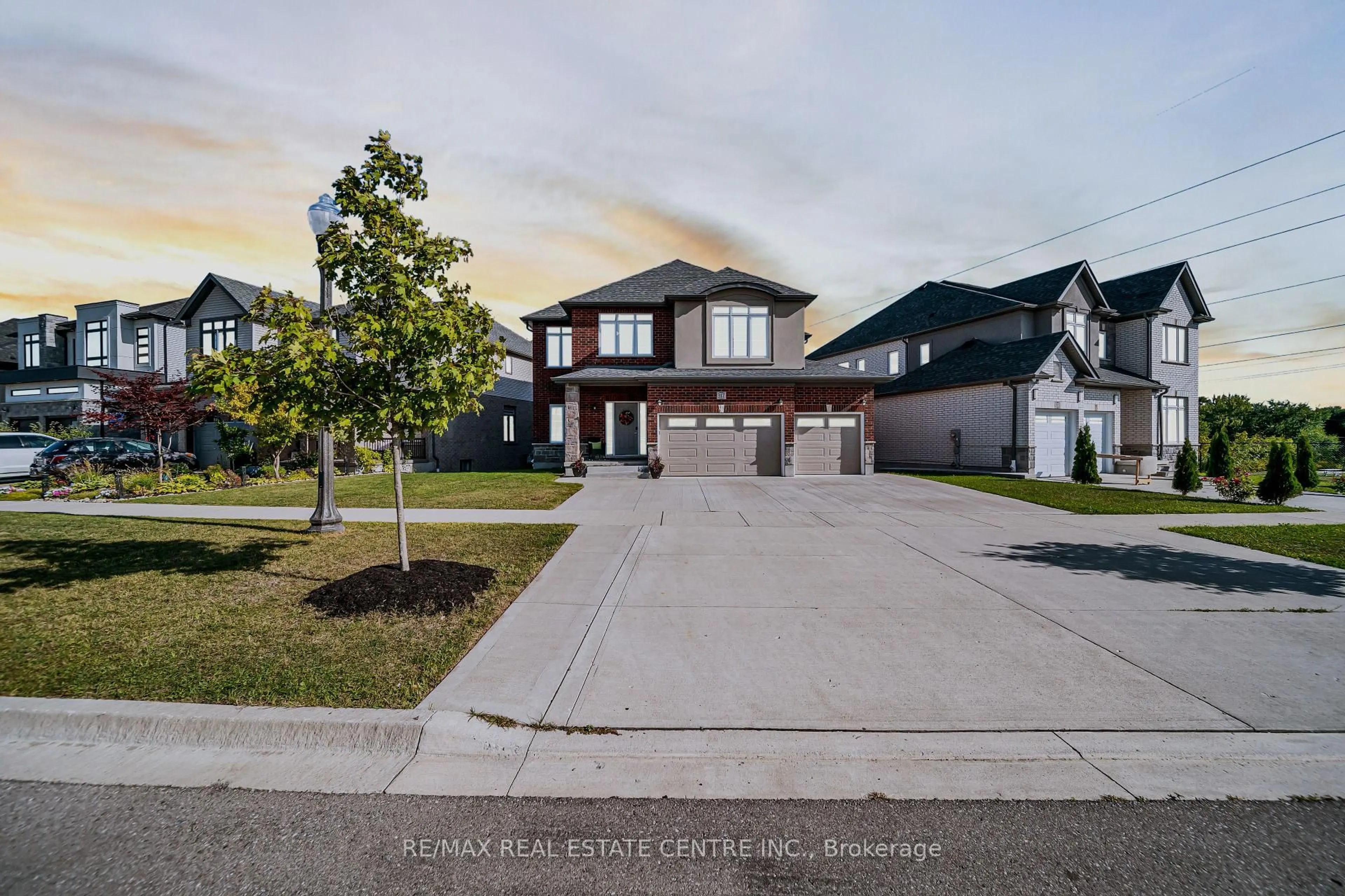 A pic from outside/outdoor area/front of a property/back of a property/a pic from drone, street for 317 Blair Creek Dr, Kitchener Ontario N2P 0G4