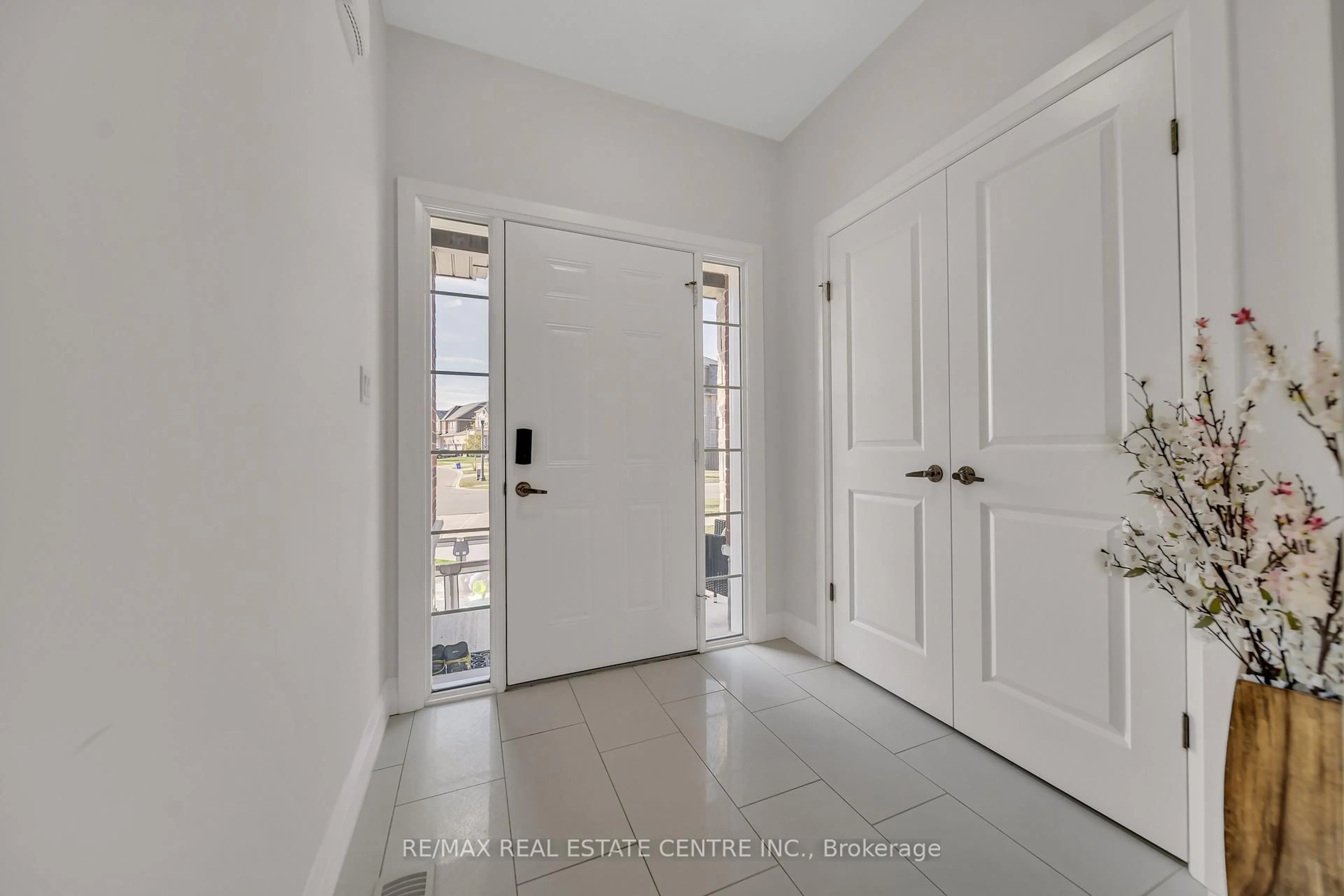 Indoor entryway for 317 Blair Creek Dr, Kitchener Ontario N2P 0G4