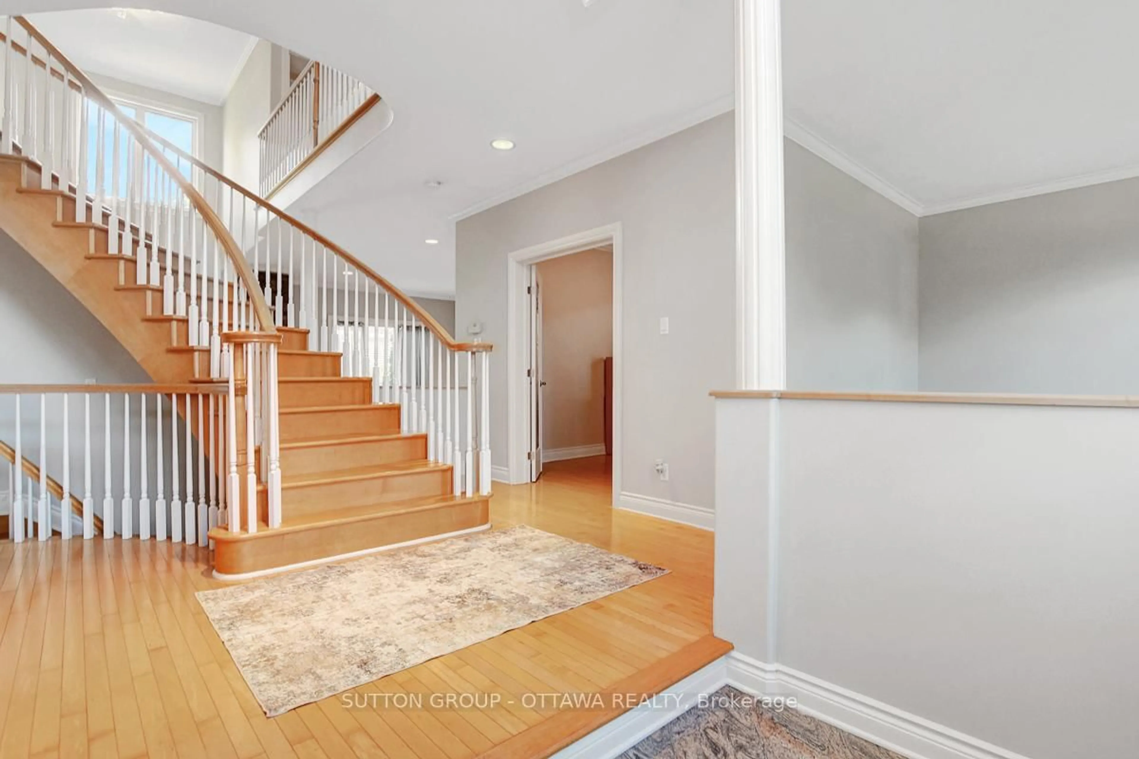 Indoor entryway for 6472 Beausejour Dr, Ottawa Ontario K1C 6V5