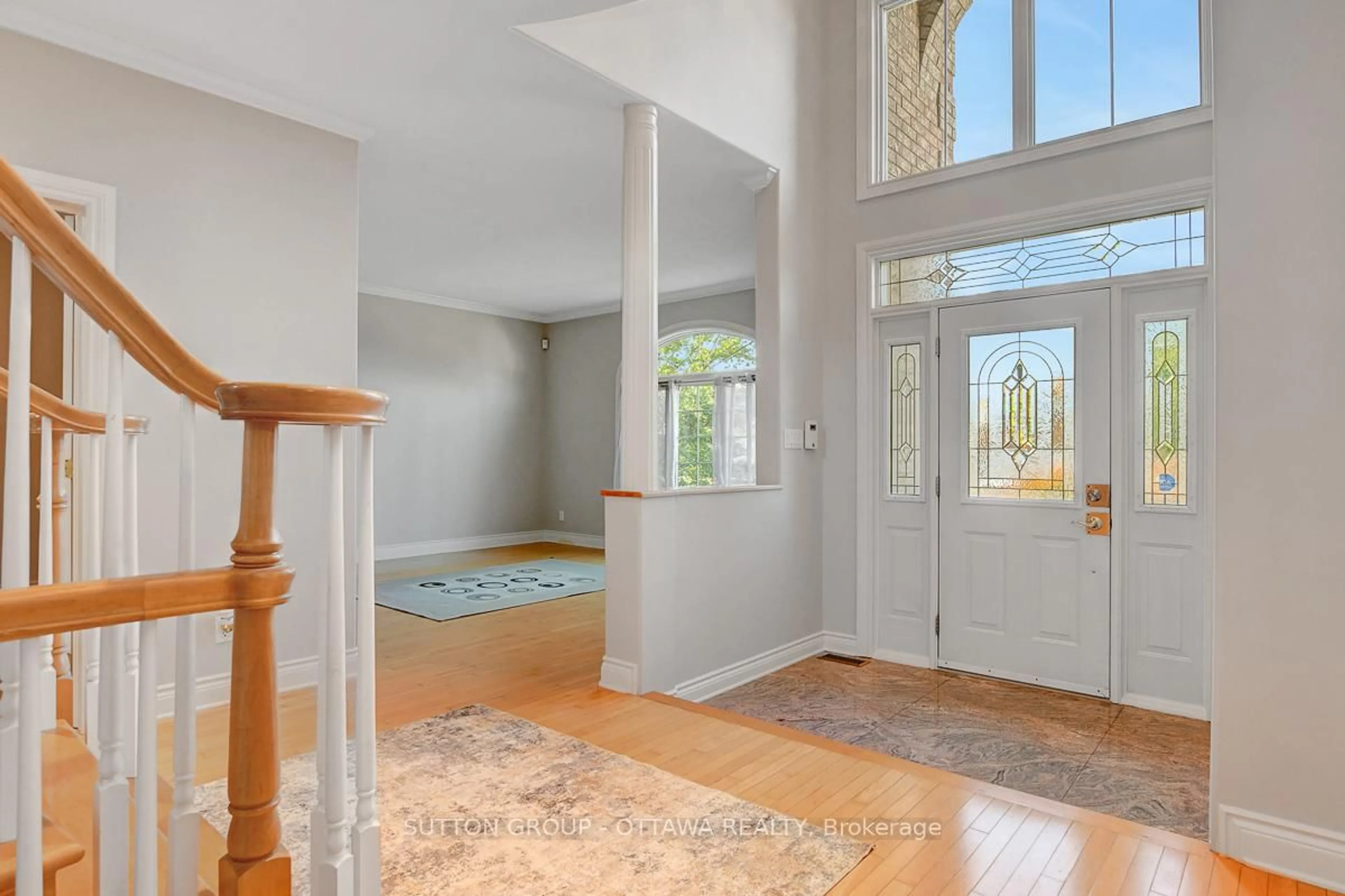Indoor entryway for 6472 Beausejour Dr, Ottawa Ontario K1C 6V5