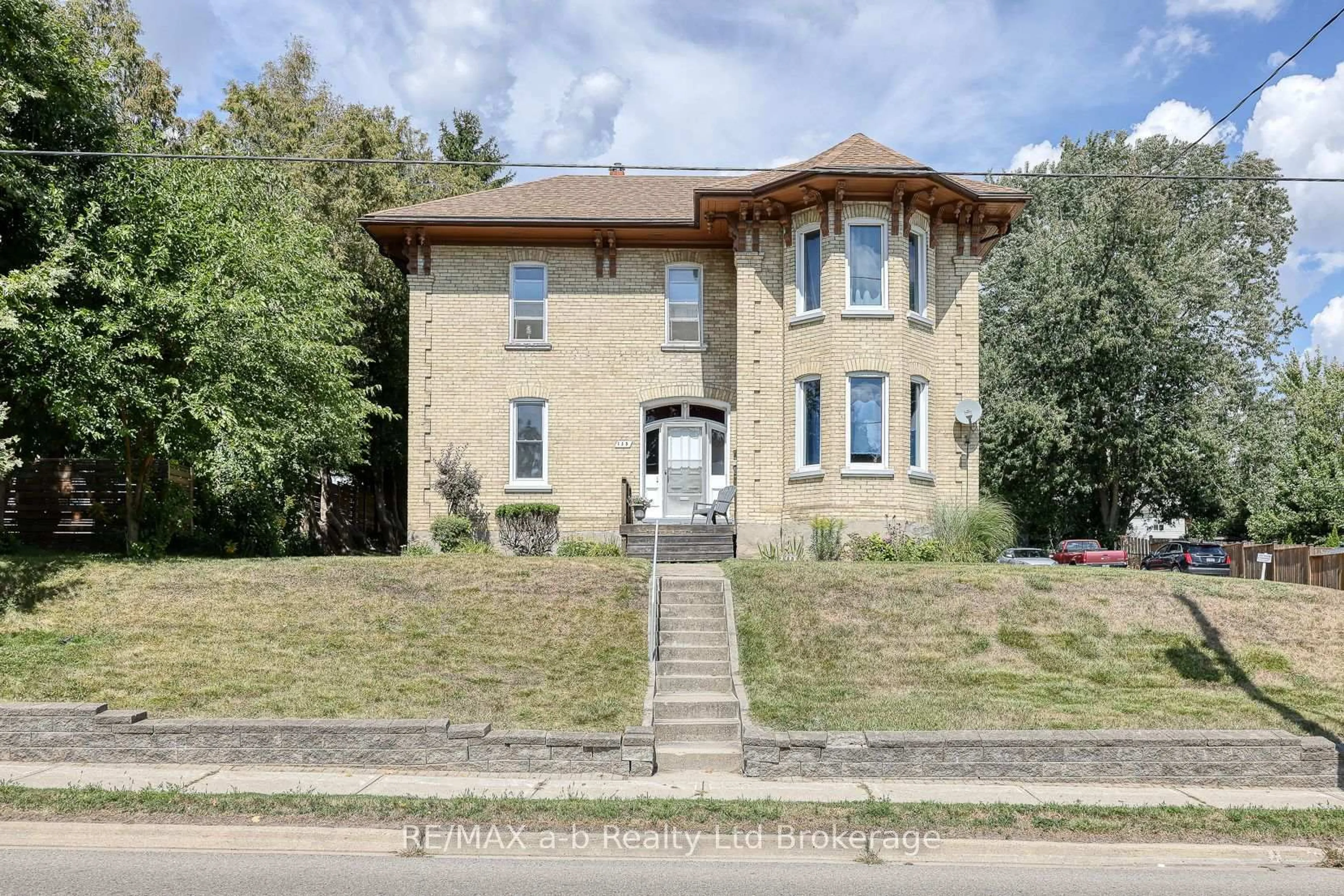 Home with brick exterior material, building for 135 Canterbury St, Ingersoll Ontario N5C 1E1