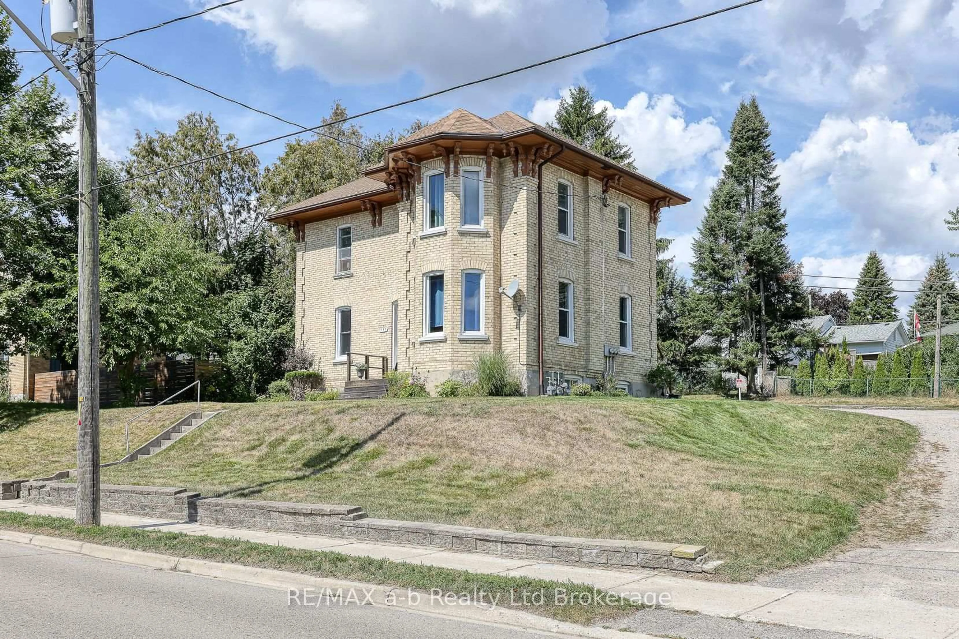 Home with brick exterior material, building for 135 Canterbury St, Ingersoll Ontario N5C 1E1
