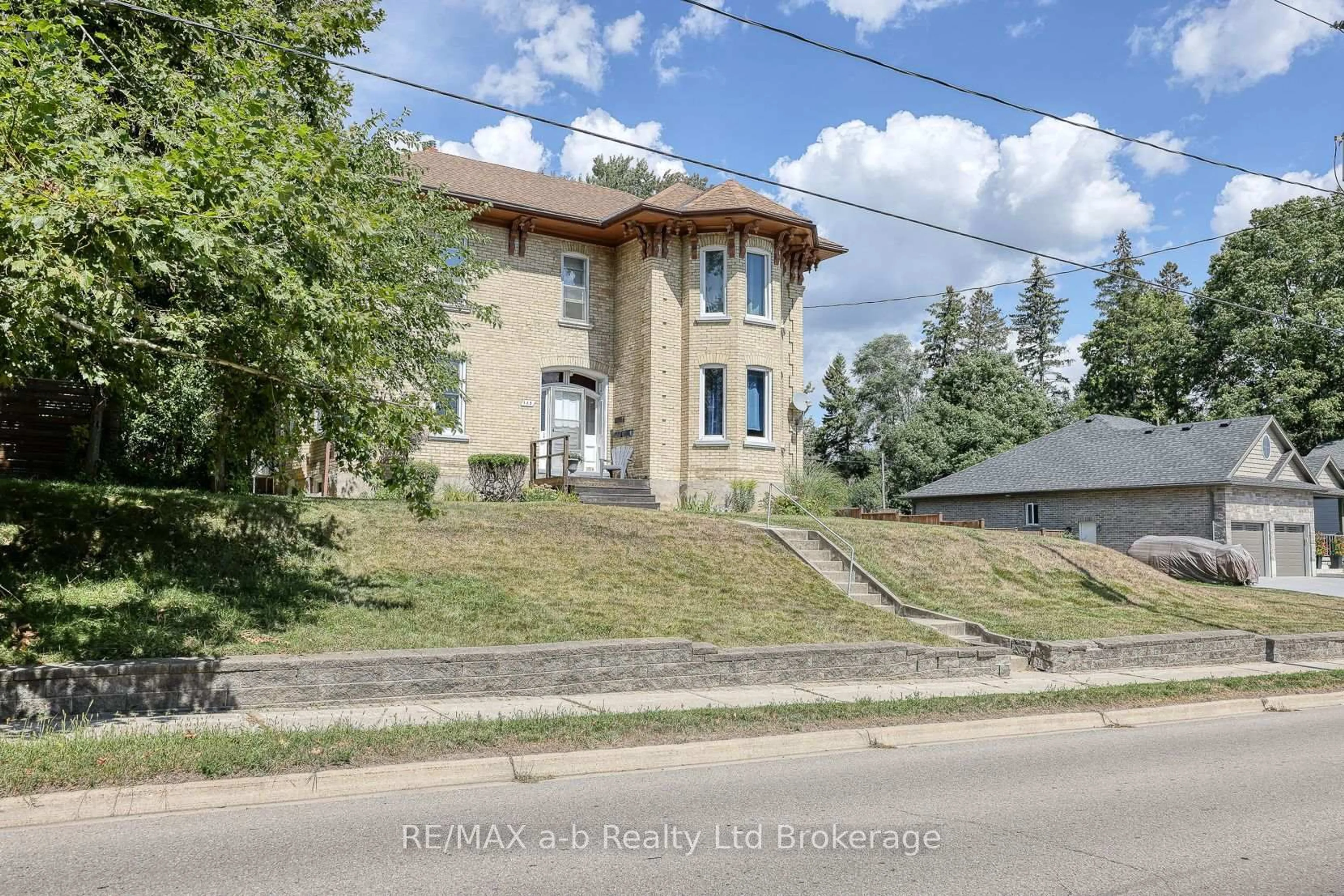 Unknown for 135 Canterbury St, Ingersoll Ontario N5C 1E1