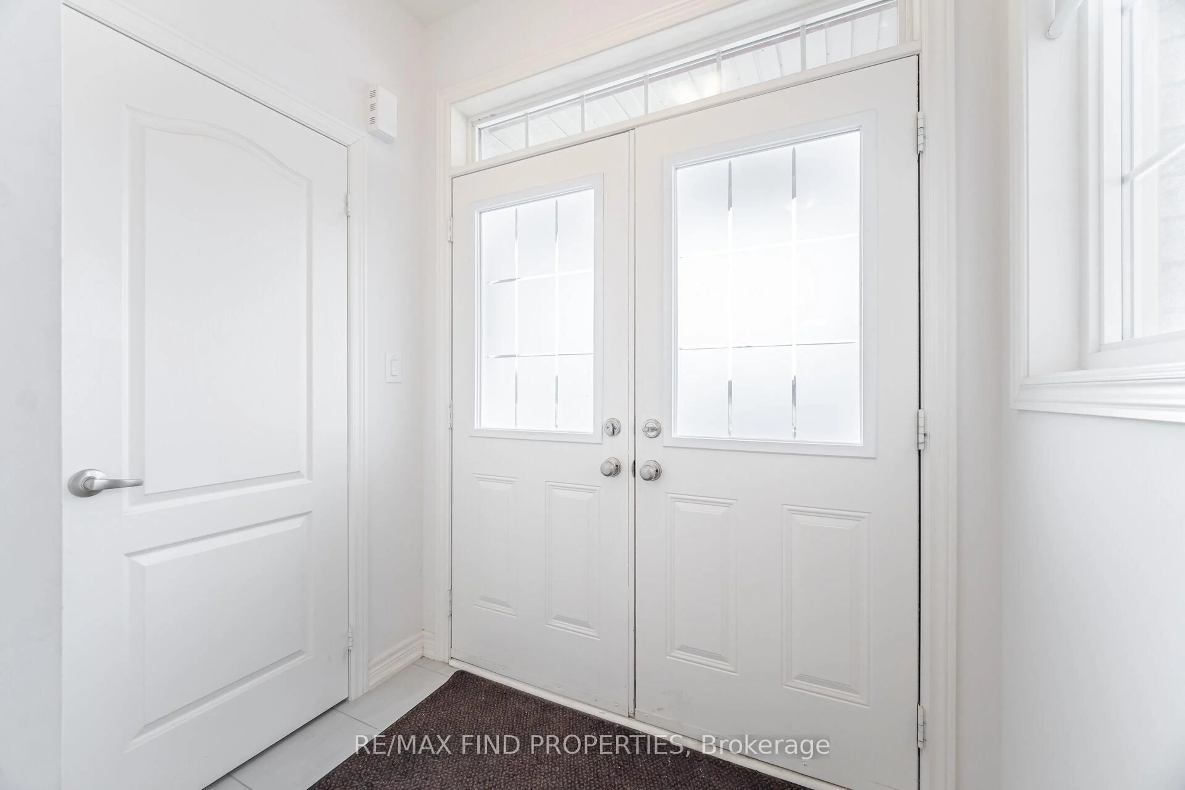Indoor entryway for 361 Skinner Rd, Hamilton Ontario L8B 1Z7
