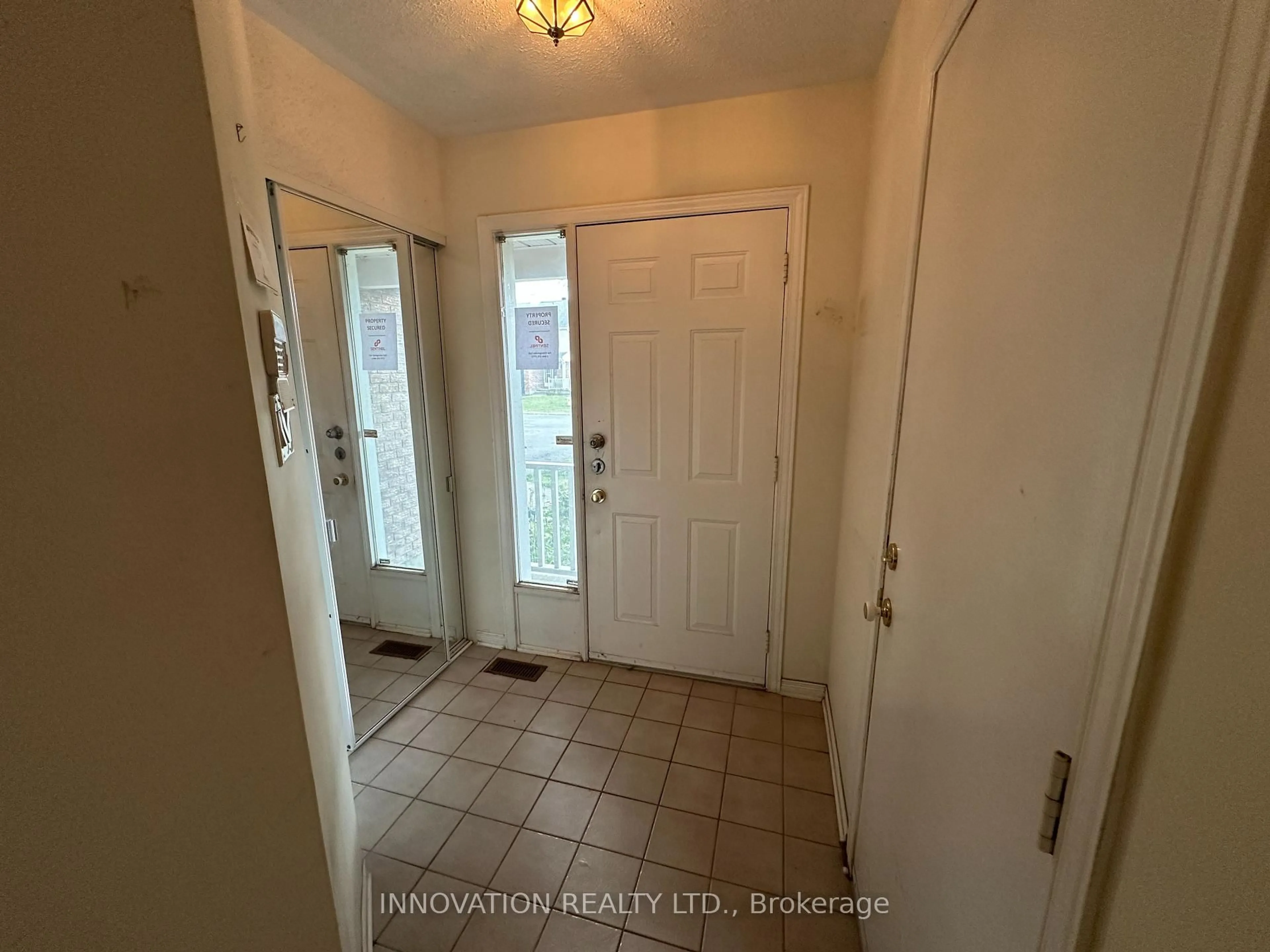 Indoor entryway for 5 Roblyn Way, Ottawa Ontario K2G 5Z4
