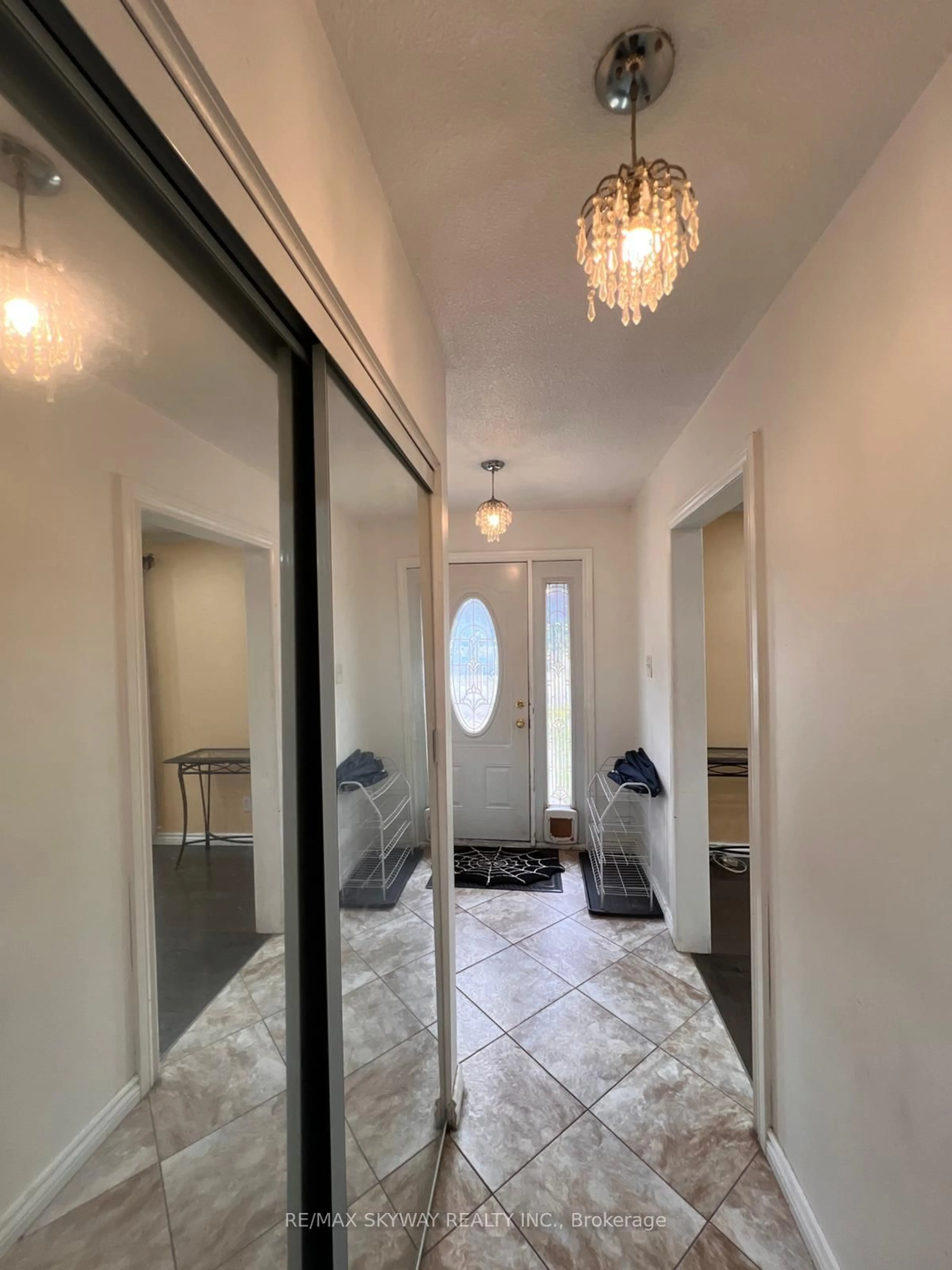 Indoor entryway for 162 Cedarwoods Cres, Kitchener Ontario N2C 2J8