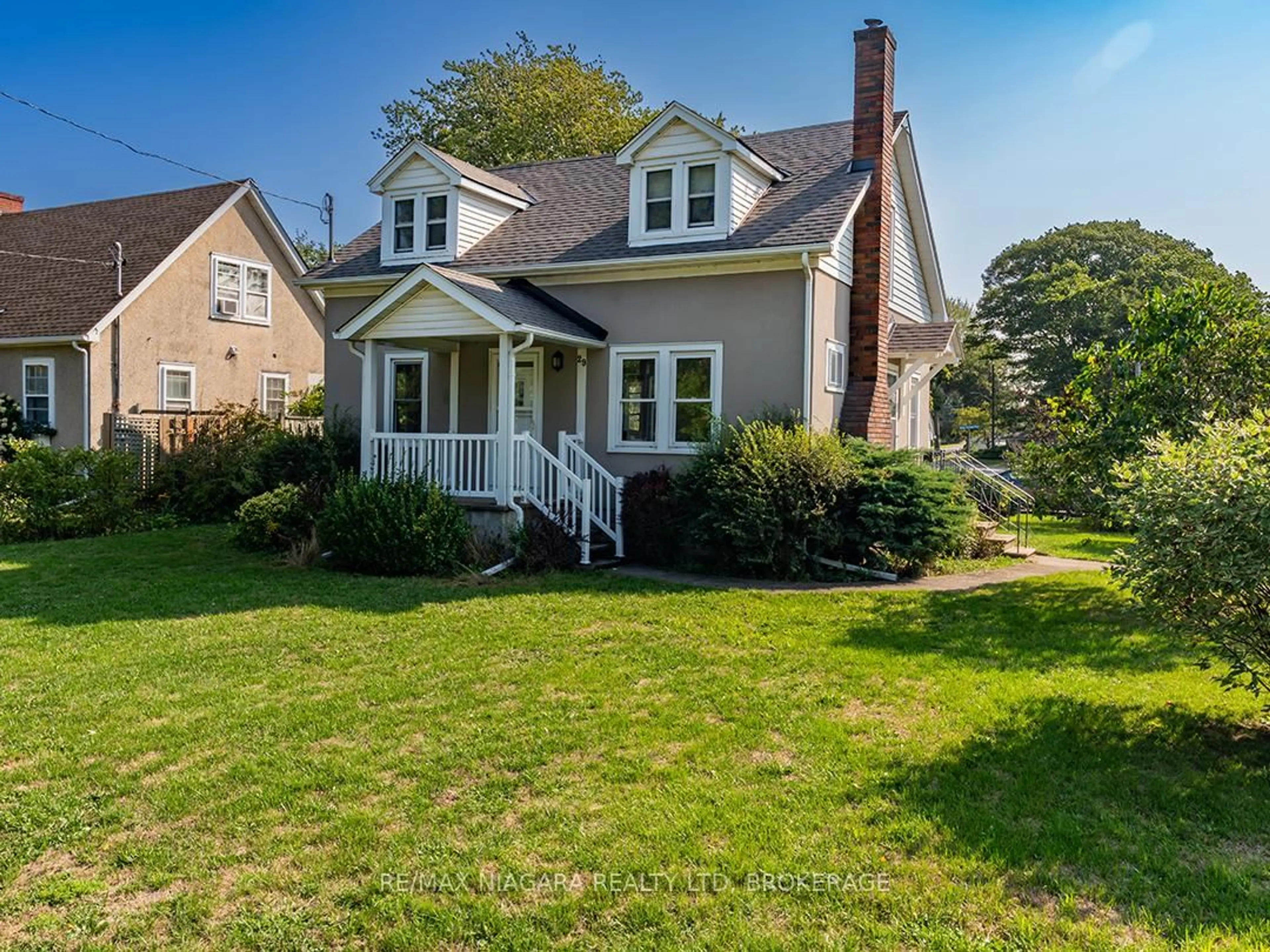 A pic from outside/outdoor area/front of a property/back of a property/a pic from drone, street for 29 Rosemount Ave, Port Colborne Ontario L3K 5P8