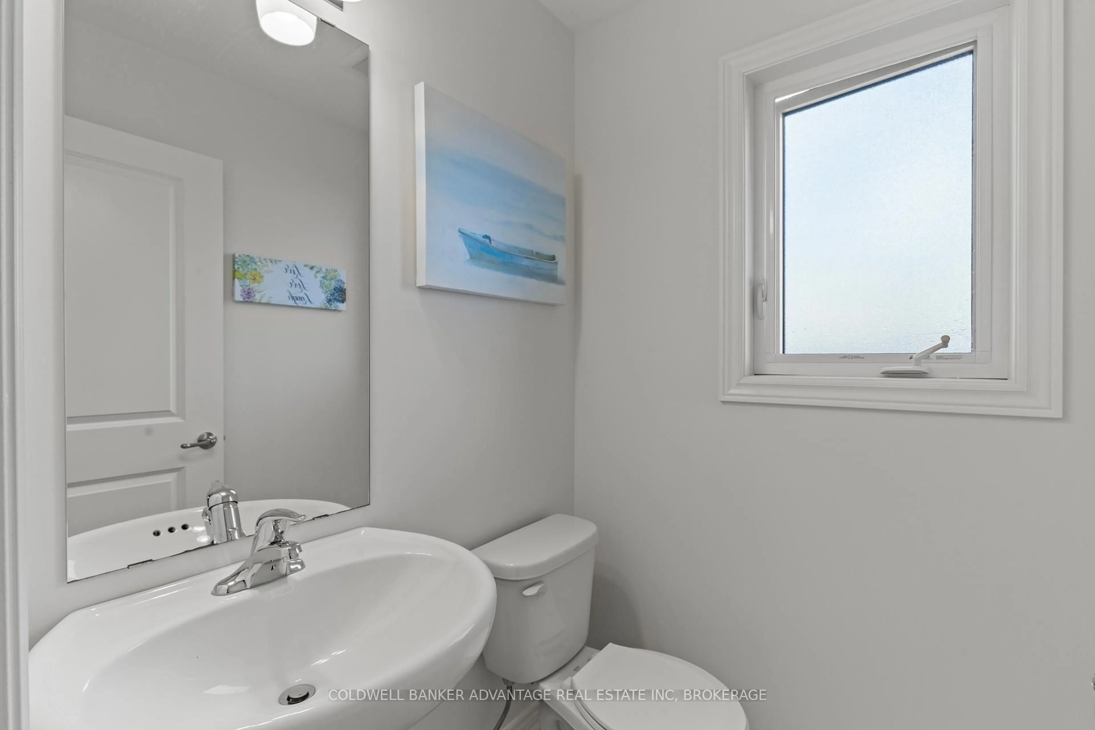 Standard bathroom, ceramic/tile floor for 222 Heron St, Welland Ontario L3C 0G7