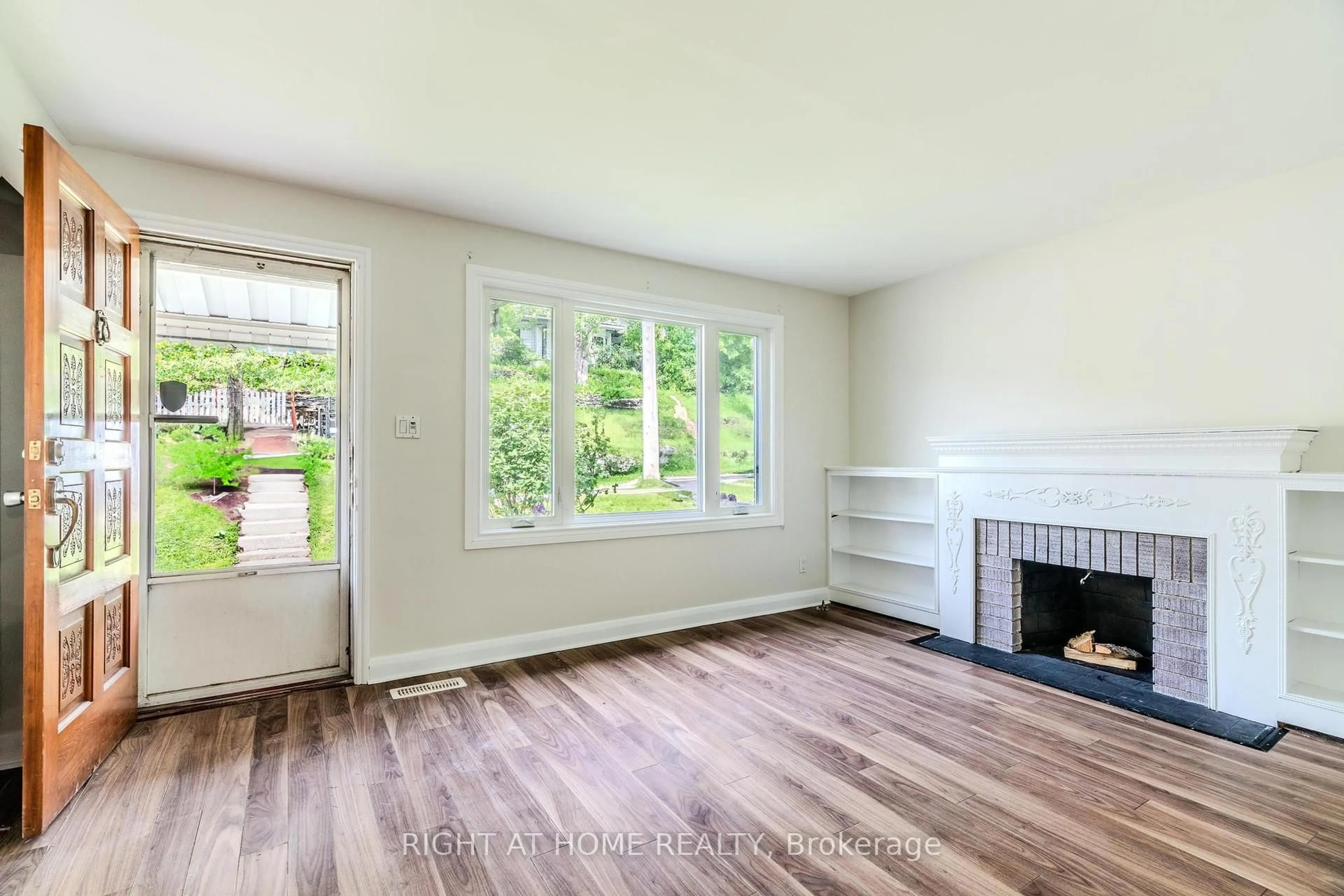A pic of a room for 94 Beech Ave, Cambridge Ontario N3C 1X5