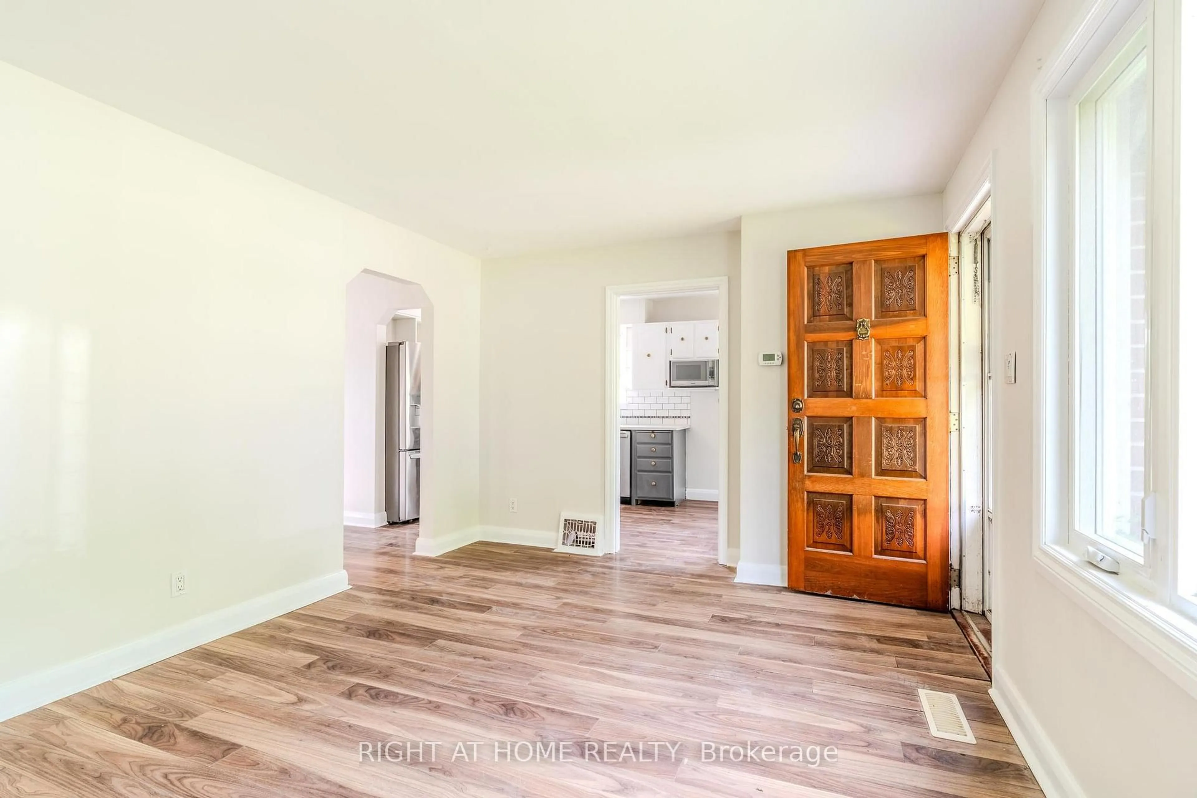 Indoor entryway for 94 Beech Ave, Cambridge Ontario N3C 1X5