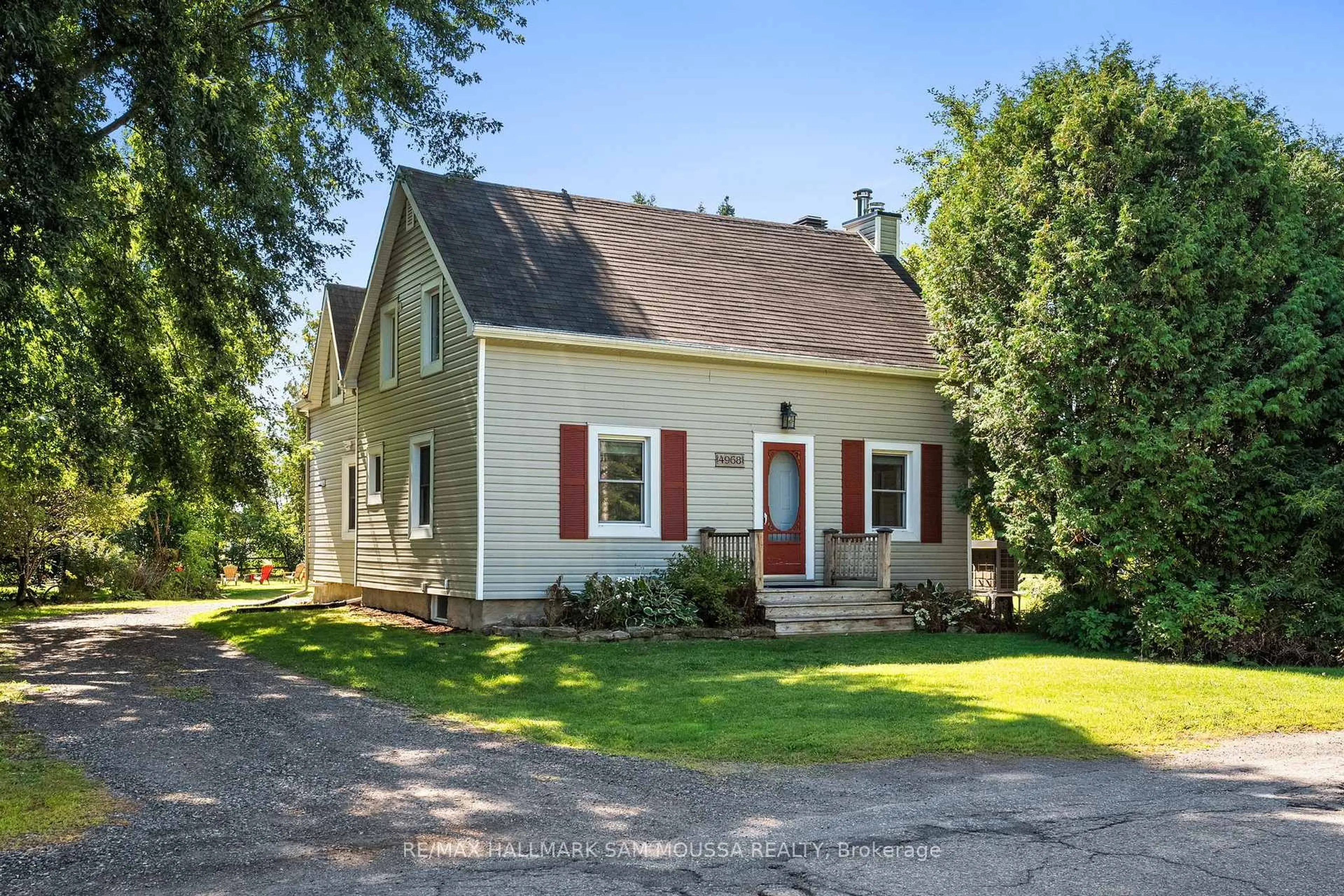 Home with vinyl exterior material, street for 4968 Thunder Rd, Carlsbad Springs Ontario K0A 1K0