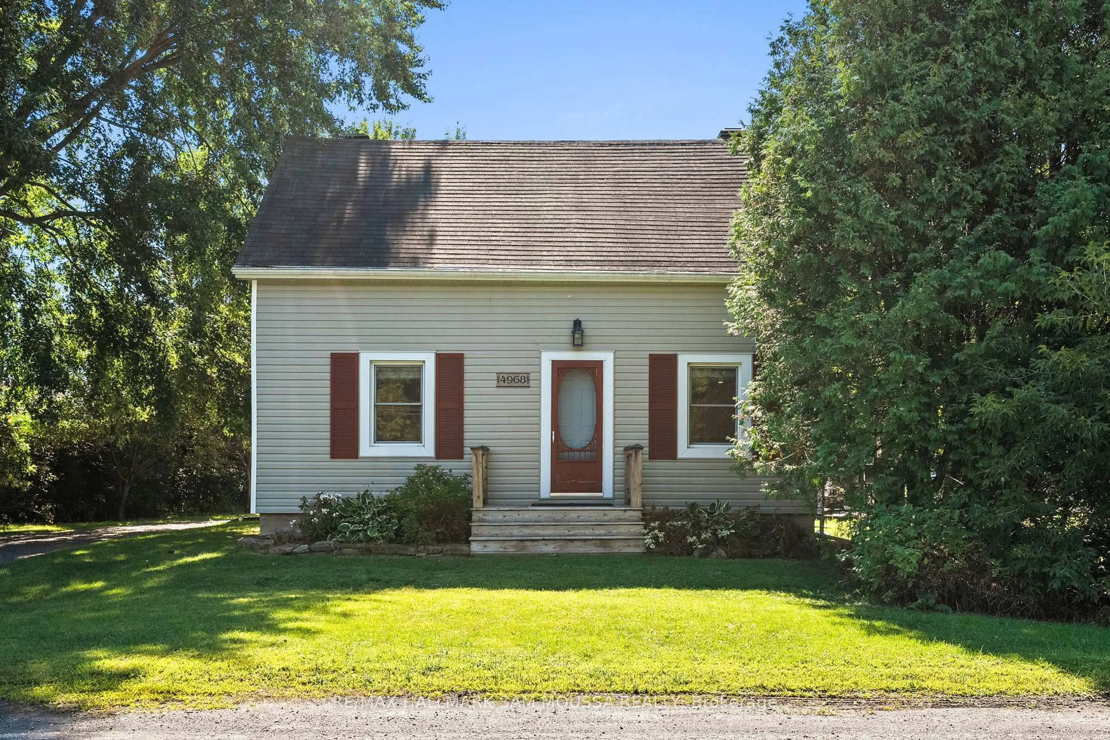 Home with vinyl exterior material, street for 4968 Thunder Rd, Carlsbad Springs Ontario K0A 1K0